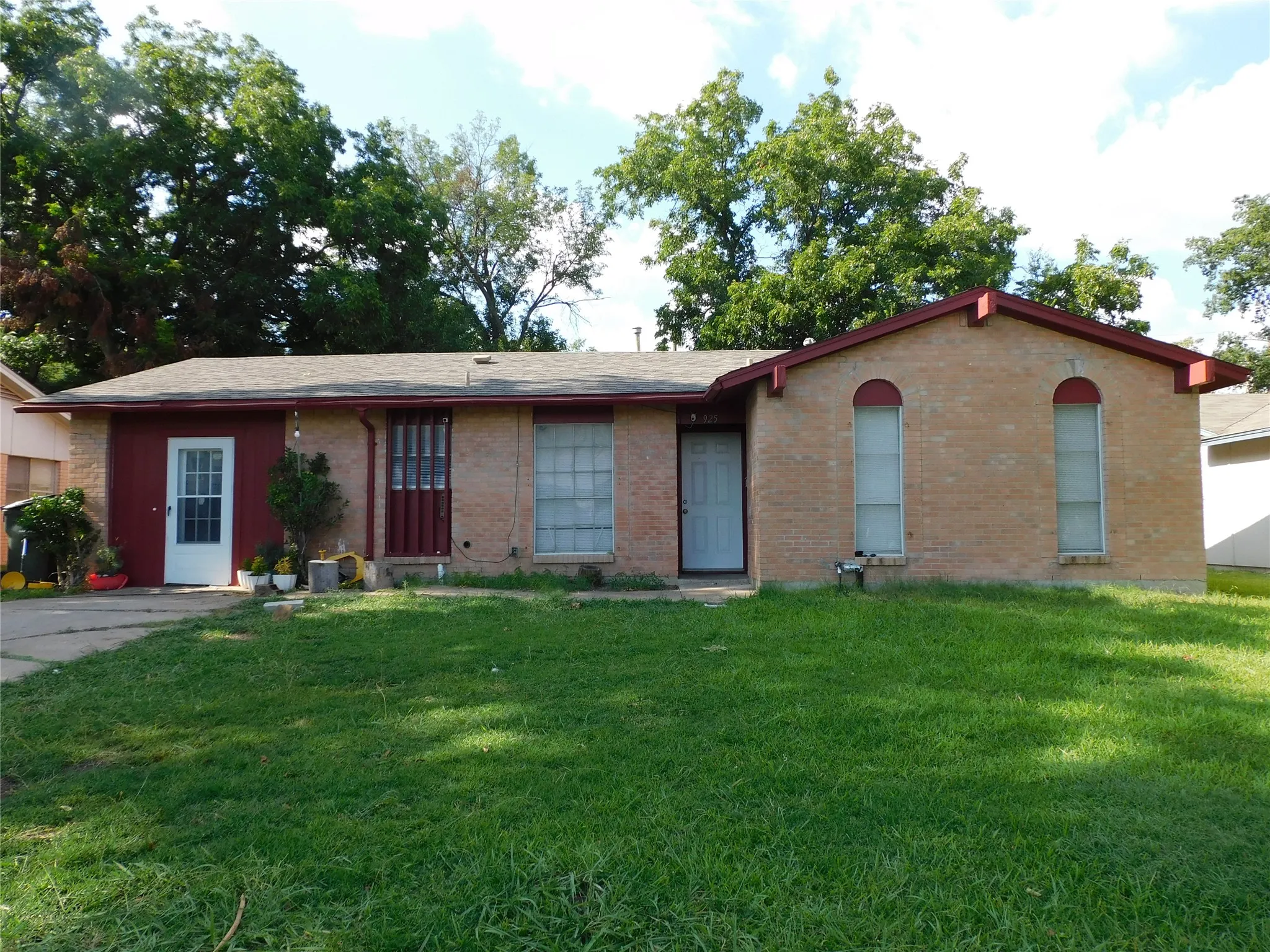 Single Family Residence For Sale in Dallas County , 925 Shorecrest Drive, Garland, Texas 75040, 3 Bedroom, 3 Bathroom, Garage spaces, 1,324 Sqft, built in 1969, mls#21223567, Real Estate Agent in Garland, Homes For Sale in Dallas county, Homes For Sale in Garland, Realtor in Garland Texas, Real Estate Brokerage Independent Realty Texas, Luminita Cordes Realtor