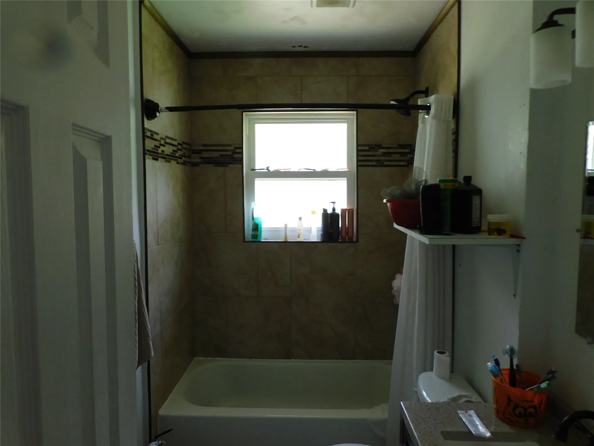 Single Family Residence For Sale in Dallas County , 409 W Vista Drive, Garland, Texas 75041, 3 Bedroom, 2 Bathroom, 1 Garage spaces, 1,000 Sqft, built in 1950, mls#21223563, Real Estate Agent in Garland, Homes For Sale in Dallas county, Homes For Sale in Garland, Realtor in Garland Texas, Real Estate Brokerage Independent Realty Texas, Luminita Cordes Realtor