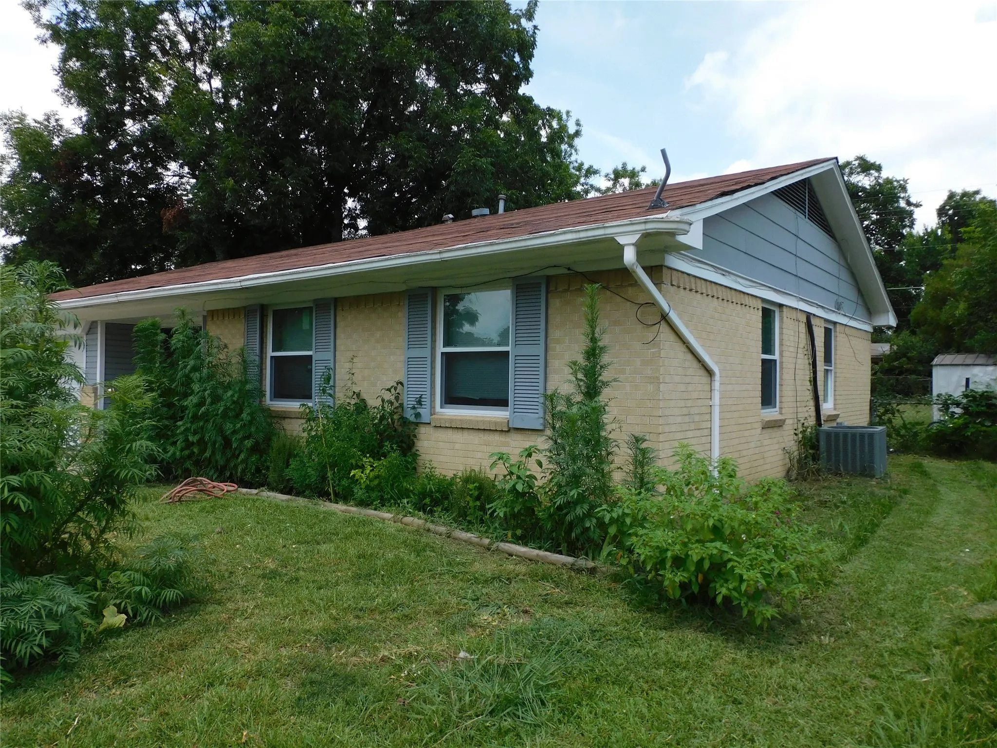 Single Family Residence For Sale in Dallas County , 409 W Vista Drive, Garland, Texas 75041, 3 Bedroom, 2 Bathroom, 1 Garage spaces, 1,000 Sqft, built in 1950, mls#21223563, Real Estate Agent in Garland, Homes For Sale in Dallas county, Homes For Sale in Garland, Realtor in Garland Texas, Real Estate Brokerage Independent Realty Texas, Luminita Cordes Realtor