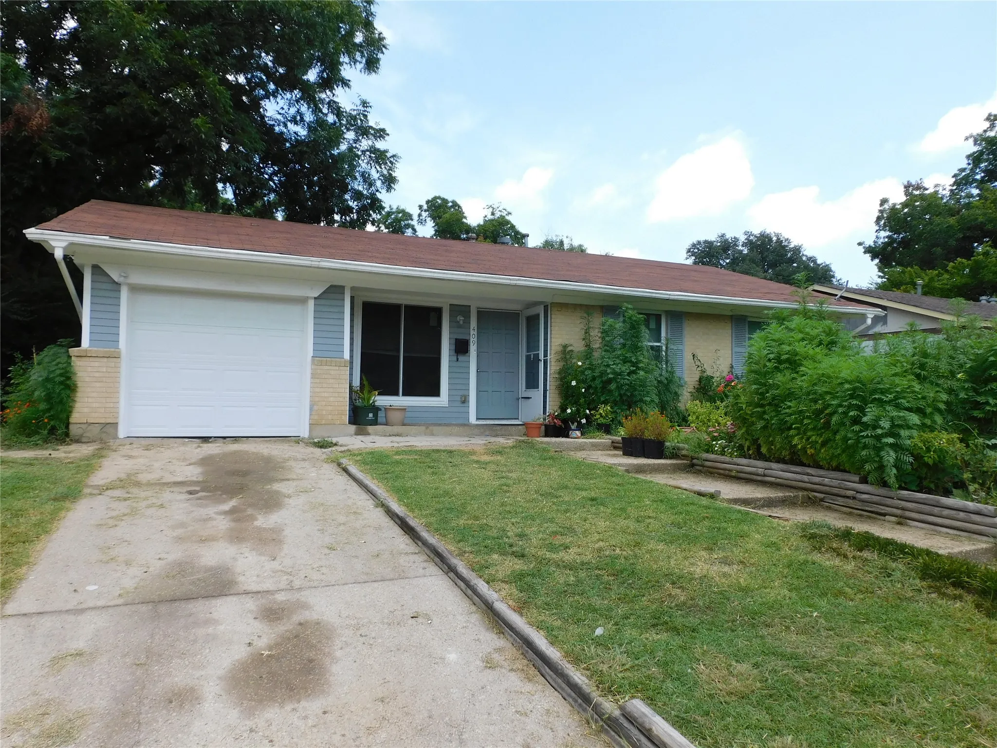 Single Family Residence For Sale in Dallas County , 409 W Vista Drive, Garland, Texas 75041, 3 Bedroom, 2 Bathroom, 1 Garage spaces, 1,000 Sqft, built in 1950, mls#21223563, Real Estate Agent in Garland, Homes For Sale in Dallas county, Homes For Sale in Garland, Realtor in Garland Texas, Real Estate Brokerage Independent Realty Texas, Luminita Cordes Realtor