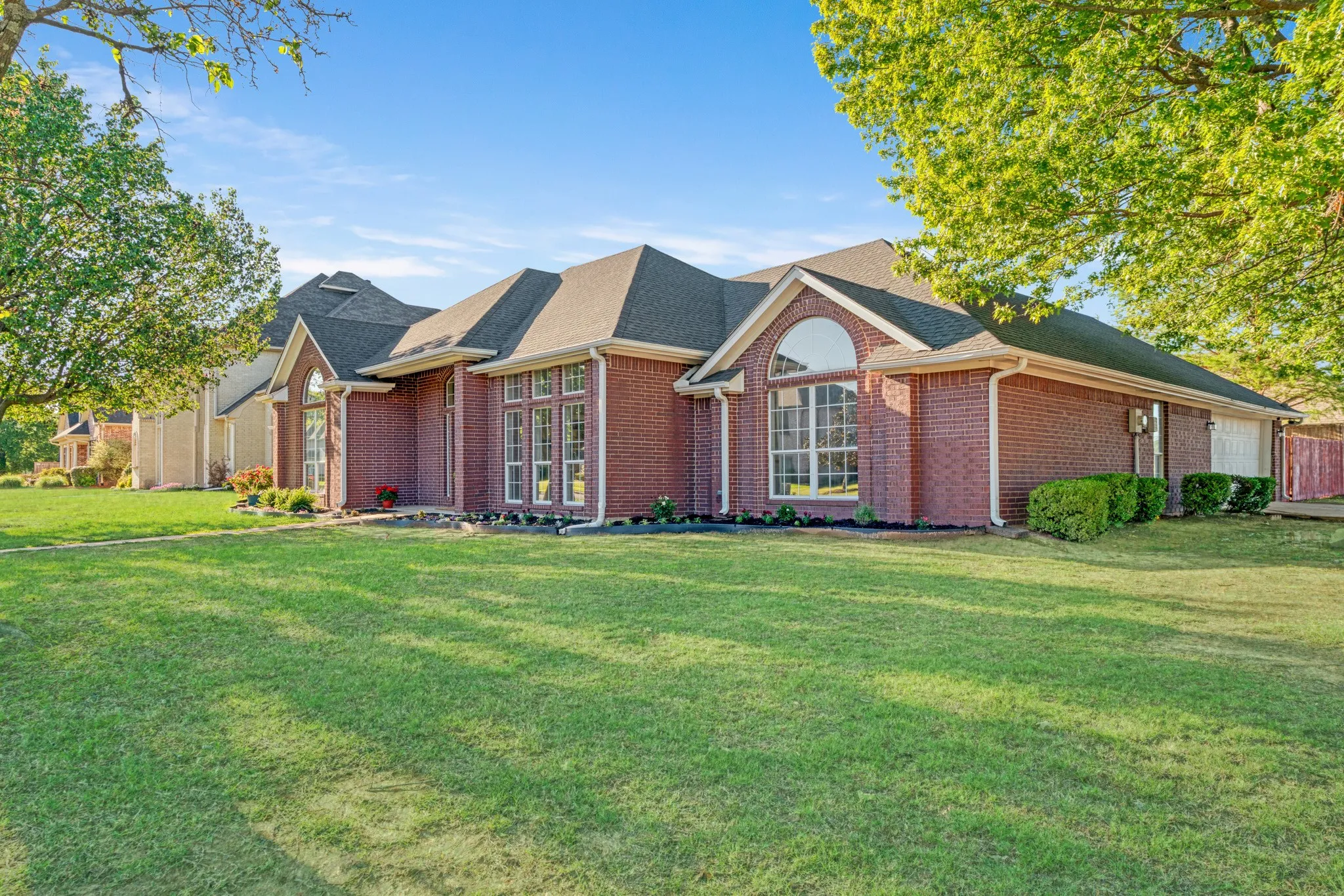 Single Family Residence For Sale in Lamar County , 3025 Aspen, Paris, Texas 75462, 4 Bedroom, 3 Bathroom, 2 Garage spaces, 2,712 Sqft, built in 1995, mls#21228056, Real Estate Agent in Paris, Homes For Sale in Lamar county, Homes For Sale in Paris, Realtor in Paris Texas, Real Estate Brokerage Independent Realty Texas, Luminita Cordes Realtor