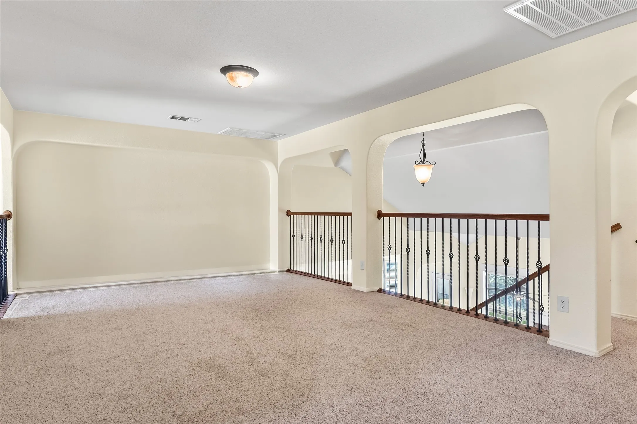 Single Family Residence For Sale in Tarrant County , 824 Peach Lane, Burleson, Texas 76028, 3 Bedroom, 3 Bathroom, 2 Garage spaces, 2,910 Sqft, built in 2007, Preowned, mls#21210684, Real Estate Agent in Burleson, Homes For Sale in Tarrant county, Homes For Sale in Burleson, Realtor in Burleson Texas, Real Estate Brokerage Independent Realty Texas, Luminita Cordes Realtor