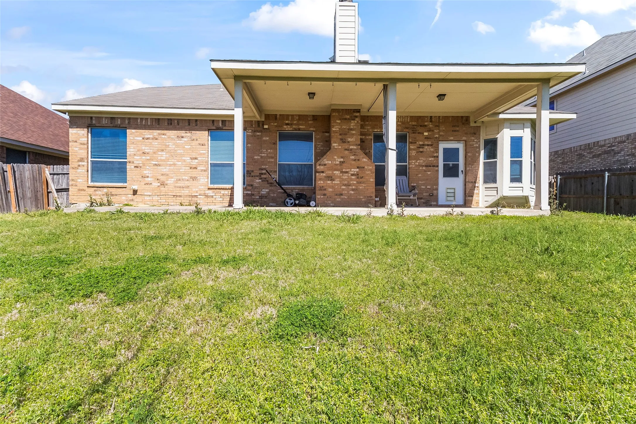Single Family Residence For Sale in Tarrant County , 824 Peach Lane, Burleson, Texas 76028, 3 Bedroom, 3 Bathroom, 2 Garage spaces, 2,910 Sqft, built in 2007, Preowned, mls#21210684, Real Estate Agent in Burleson, Homes For Sale in Tarrant county, Homes For Sale in Burleson, Realtor in Burleson Texas, Real Estate Brokerage Independent Realty Texas, Luminita Cordes Realtor