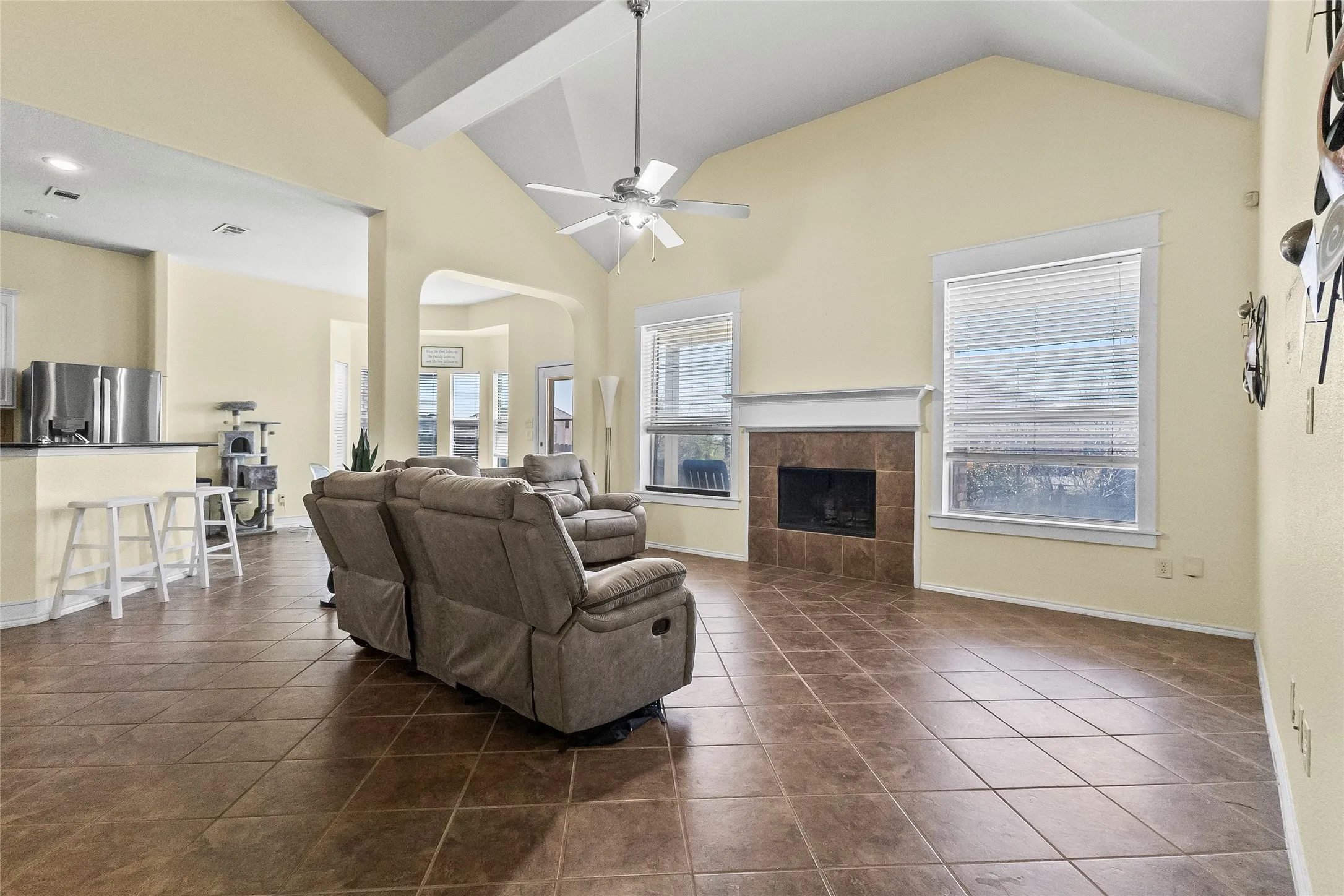 Single Family Residence For Sale in Tarrant County , 824 Peach Lane, Burleson, Texas 76028, 3 Bedroom, 3 Bathroom, 2 Garage spaces, 2,910 Sqft, built in 2007, Preowned, mls#21210684, Real Estate Agent in Burleson, Homes For Sale in Tarrant county, Homes For Sale in Burleson, Realtor in Burleson Texas, Real Estate Brokerage Independent Realty Texas, Luminita Cordes Realtor