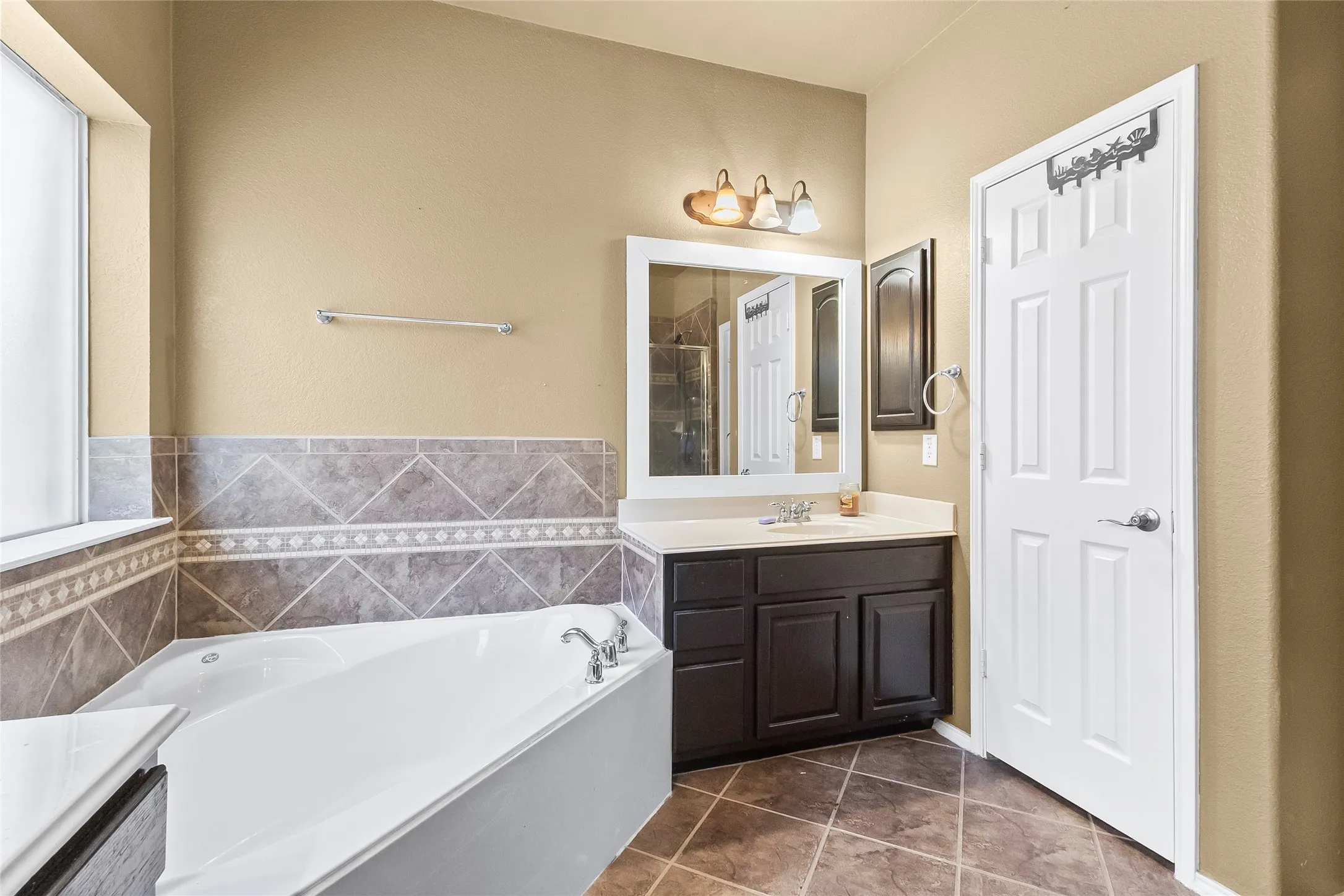 Single Family Residence For Sale in Tarrant County , 824 Peach Lane, Burleson, Texas 76028, 3 Bedroom, 3 Bathroom, 2 Garage spaces, 2,910 Sqft, built in 2007, Preowned, mls#21210684, Real Estate Agent in Burleson, Homes For Sale in Tarrant county, Homes For Sale in Burleson, Realtor in Burleson Texas, Real Estate Brokerage Independent Realty Texas, Luminita Cordes Realtor