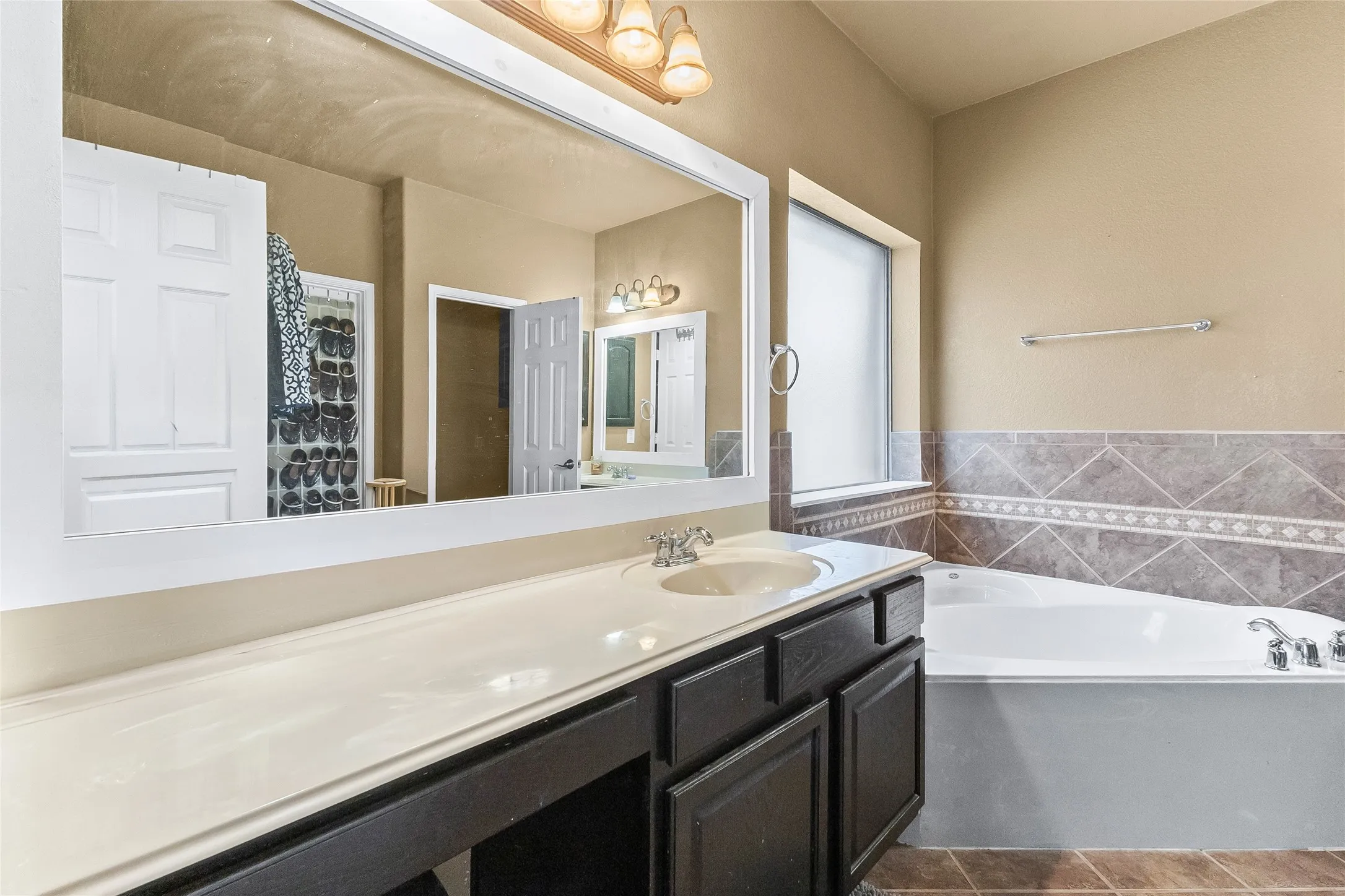 Single Family Residence For Sale in Tarrant County , 824 Peach Lane, Burleson, Texas 76028, 3 Bedroom, 3 Bathroom, 2 Garage spaces, 2,910 Sqft, built in 2007, Preowned, mls#21210684, Real Estate Agent in Burleson, Homes For Sale in Tarrant county, Homes For Sale in Burleson, Realtor in Burleson Texas, Real Estate Brokerage Independent Realty Texas, Luminita Cordes Realtor