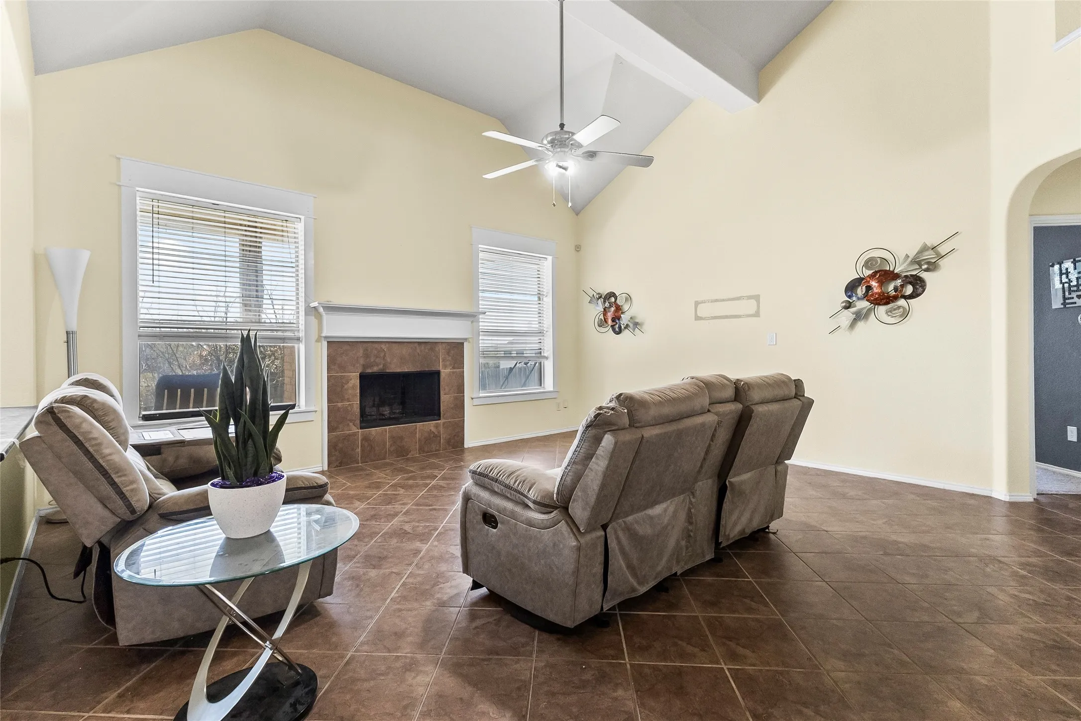 Single Family Residence For Sale in Tarrant County , 824 Peach Lane, Burleson, Texas 76028, 3 Bedroom, 3 Bathroom, 2 Garage spaces, 2,910 Sqft, built in 2007, Preowned, mls#21210684, Real Estate Agent in Burleson, Homes For Sale in Tarrant county, Homes For Sale in Burleson, Realtor in Burleson Texas, Real Estate Brokerage Independent Realty Texas, Luminita Cordes Realtor