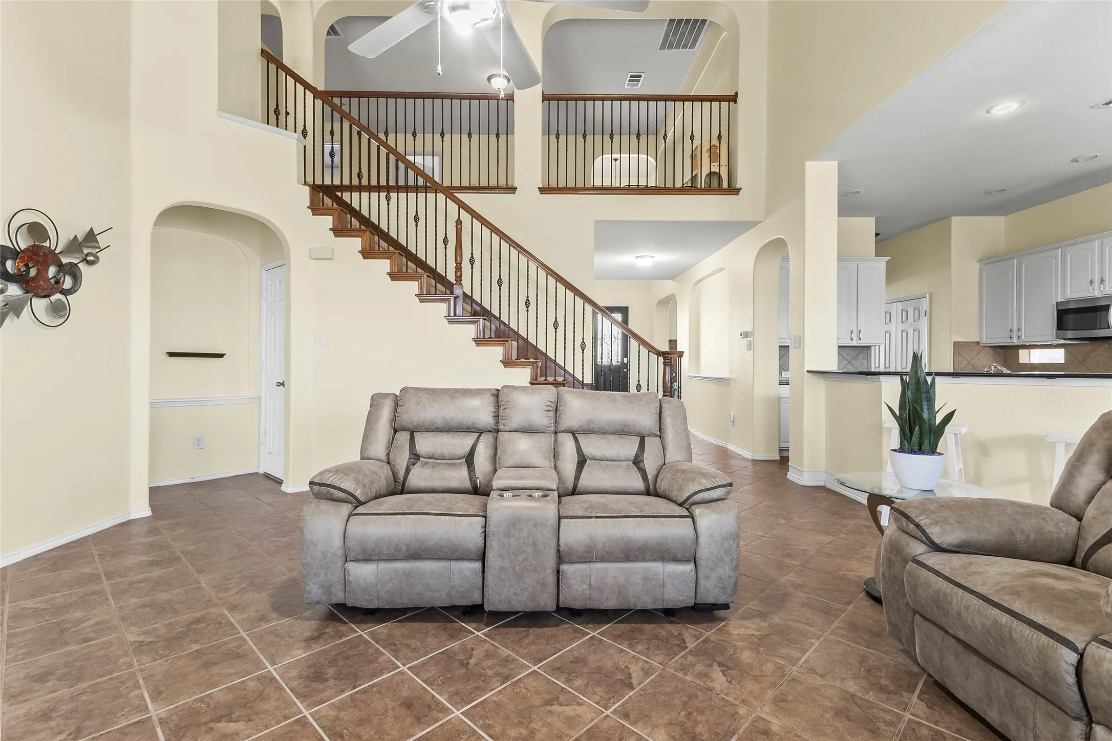 Single Family Residence For Sale in Tarrant County , 824 Peach Lane, Burleson, Texas 76028, 3 Bedroom, 3 Bathroom, 2 Garage spaces, 2,910 Sqft, built in 2007, Preowned, mls#21210684, Real Estate Agent in Burleson, Homes For Sale in Tarrant county, Homes For Sale in Burleson, Realtor in Burleson Texas, Real Estate Brokerage Independent Realty Texas, Luminita Cordes Realtor