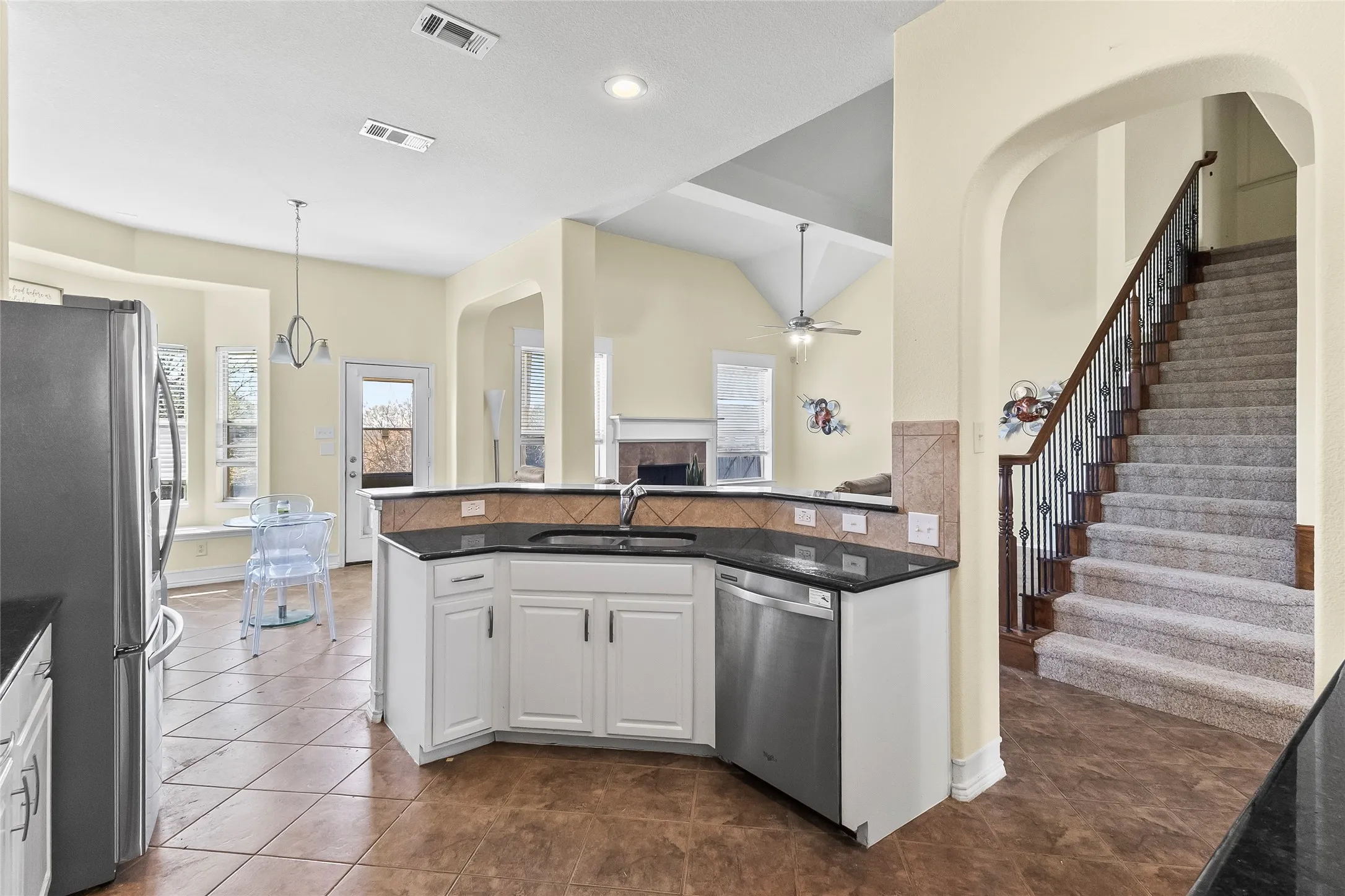 Single Family Residence For Sale in Tarrant County , 824 Peach Lane, Burleson, Texas 76028, 3 Bedroom, 3 Bathroom, 2 Garage spaces, 2,910 Sqft, built in 2007, Preowned, mls#21210684, Real Estate Agent in Burleson, Homes For Sale in Tarrant county, Homes For Sale in Burleson, Realtor in Burleson Texas, Real Estate Brokerage Independent Realty Texas, Luminita Cordes Realtor