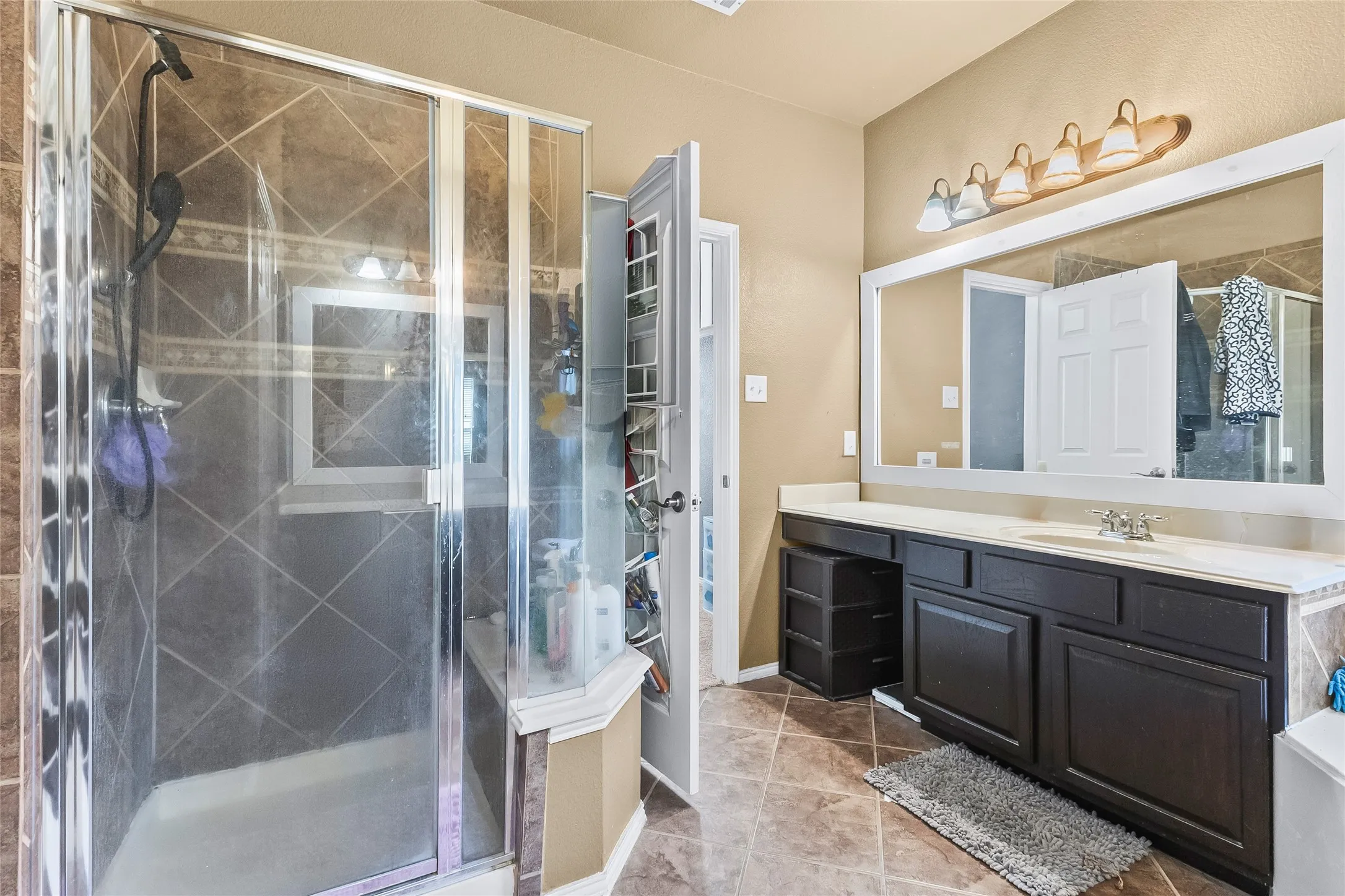 Single Family Residence For Sale in Tarrant County , 824 Peach Lane, Burleson, Texas 76028, 3 Bedroom, 3 Bathroom, 2 Garage spaces, 2,910 Sqft, built in 2007, Preowned, mls#21210684, Real Estate Agent in Burleson, Homes For Sale in Tarrant county, Homes For Sale in Burleson, Realtor in Burleson Texas, Real Estate Brokerage Independent Realty Texas, Luminita Cordes Realtor