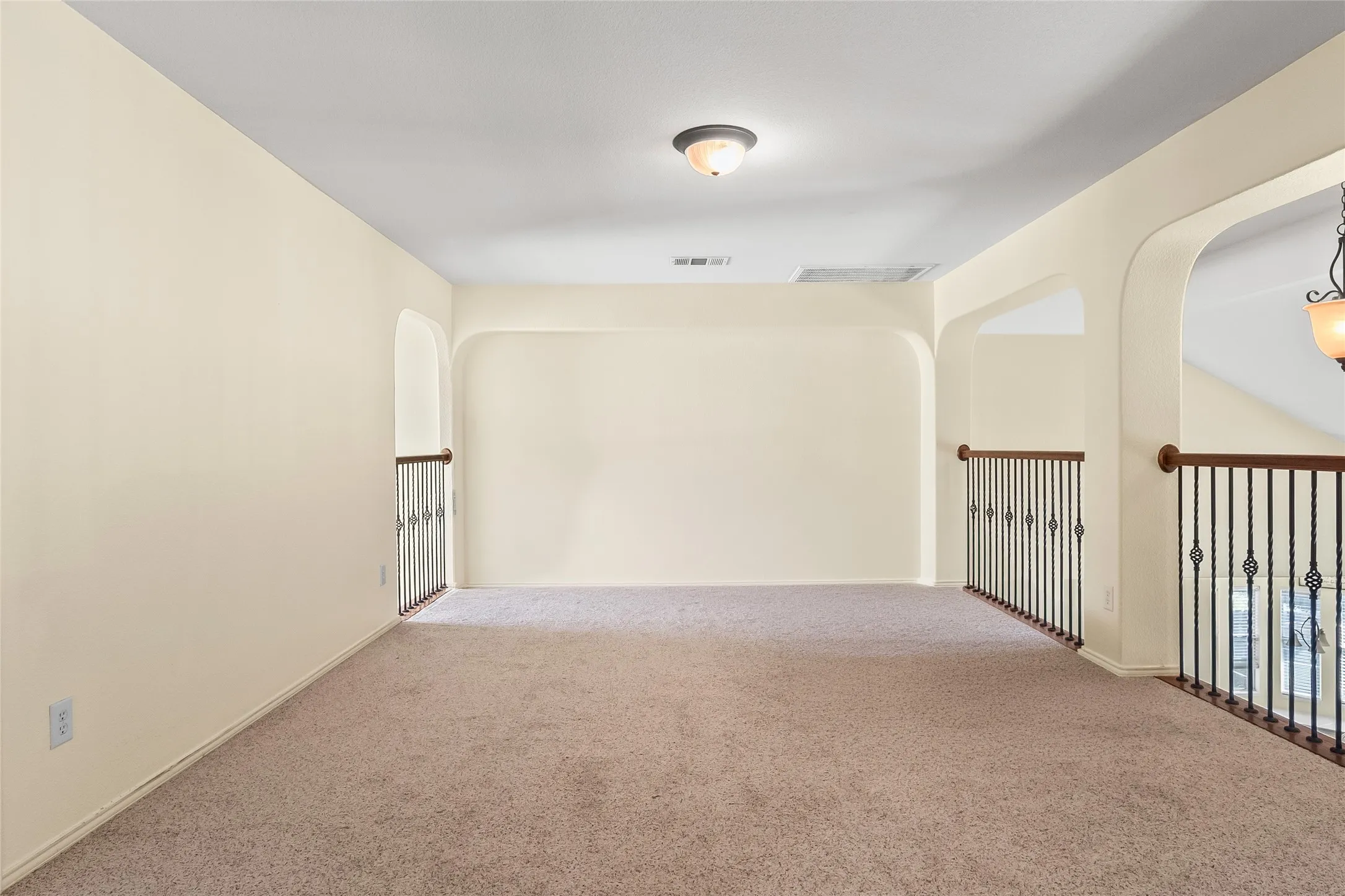 Single Family Residence For Sale in Tarrant County , 824 Peach Lane, Burleson, Texas 76028, 3 Bedroom, 3 Bathroom, 2 Garage spaces, 2,910 Sqft, built in 2007, Preowned, mls#21210684, Real Estate Agent in Burleson, Homes For Sale in Tarrant county, Homes For Sale in Burleson, Realtor in Burleson Texas, Real Estate Brokerage Independent Realty Texas, Luminita Cordes Realtor