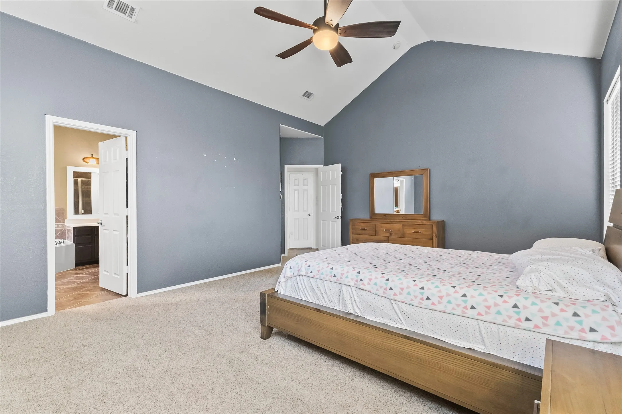 Single Family Residence For Sale in Tarrant County , 824 Peach Lane, Burleson, Texas 76028, 3 Bedroom, 3 Bathroom, 2 Garage spaces, 2,910 Sqft, built in 2007, Preowned, mls#21210684, Real Estate Agent in Burleson, Homes For Sale in Tarrant county, Homes For Sale in Burleson, Realtor in Burleson Texas, Real Estate Brokerage Independent Realty Texas, Luminita Cordes Realtor