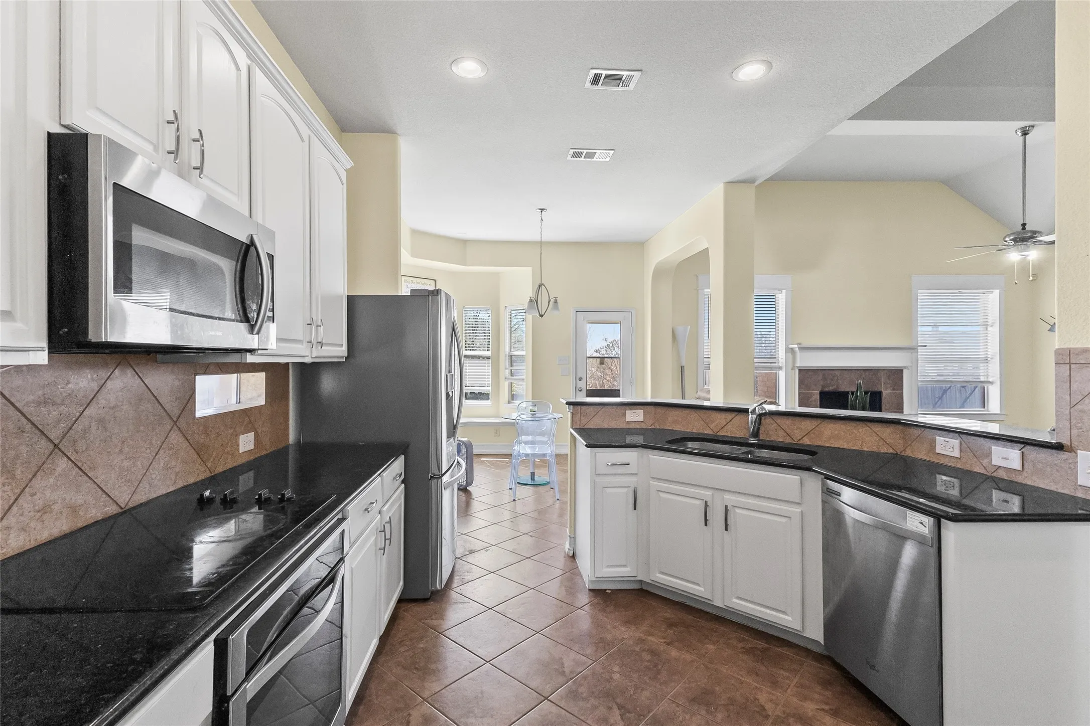Single Family Residence For Sale in Tarrant County , 824 Peach Lane, Burleson, Texas 76028, 3 Bedroom, 3 Bathroom, 2 Garage spaces, 2,910 Sqft, built in 2007, Preowned, mls#21210684, Real Estate Agent in Burleson, Homes For Sale in Tarrant county, Homes For Sale in Burleson, Realtor in Burleson Texas, Real Estate Brokerage Independent Realty Texas, Luminita Cordes Realtor
