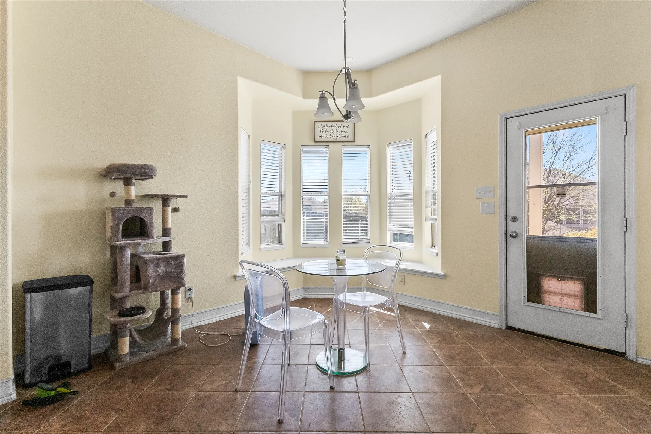 Single Family Residence For Sale in Tarrant County , 824 Peach Lane, Burleson, Texas 76028, 3 Bedroom, 3 Bathroom, 2 Garage spaces, 2,910 Sqft, built in 2007, Preowned, mls#21210684, Real Estate Agent in Burleson, Homes For Sale in Tarrant county, Homes For Sale in Burleson, Realtor in Burleson Texas, Real Estate Brokerage Independent Realty Texas, Luminita Cordes Realtor