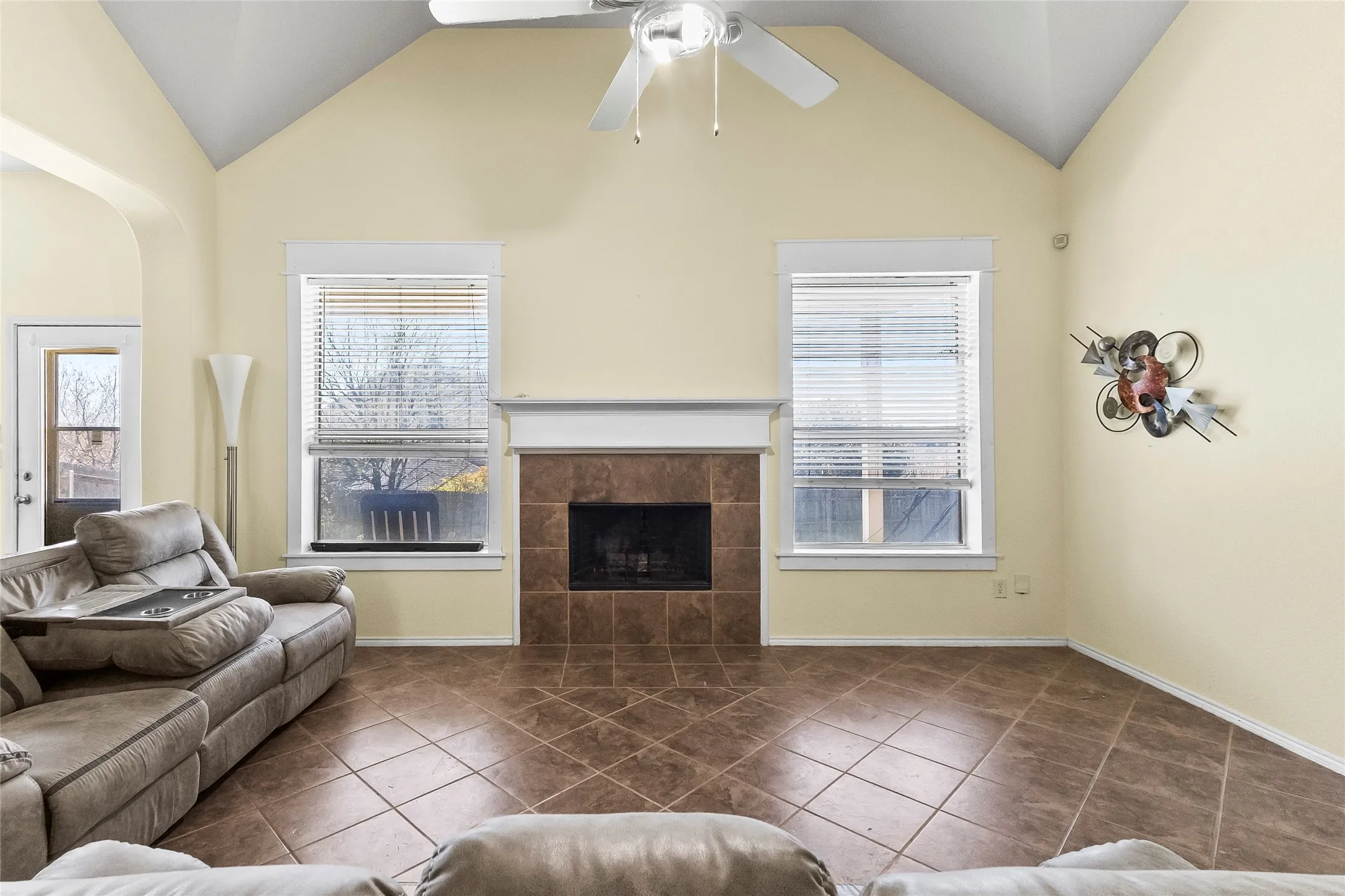 Single Family Residence For Sale in Tarrant County , 824 Peach Lane, Burleson, Texas 76028, 3 Bedroom, 3 Bathroom, 2 Garage spaces, 2,910 Sqft, built in 2007, Preowned, mls#21210684, Real Estate Agent in Burleson, Homes For Sale in Tarrant county, Homes For Sale in Burleson, Realtor in Burleson Texas, Real Estate Brokerage Independent Realty Texas, Luminita Cordes Realtor