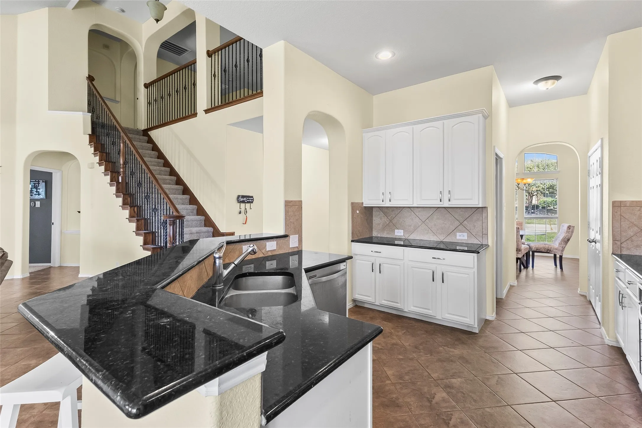 Single Family Residence For Sale in Tarrant County , 824 Peach Lane, Burleson, Texas 76028, 3 Bedroom, 3 Bathroom, 2 Garage spaces, 2,910 Sqft, built in 2007, Preowned, mls#21210684, Real Estate Agent in Burleson, Homes For Sale in Tarrant county, Homes For Sale in Burleson, Realtor in Burleson Texas, Real Estate Brokerage Independent Realty Texas, Luminita Cordes Realtor