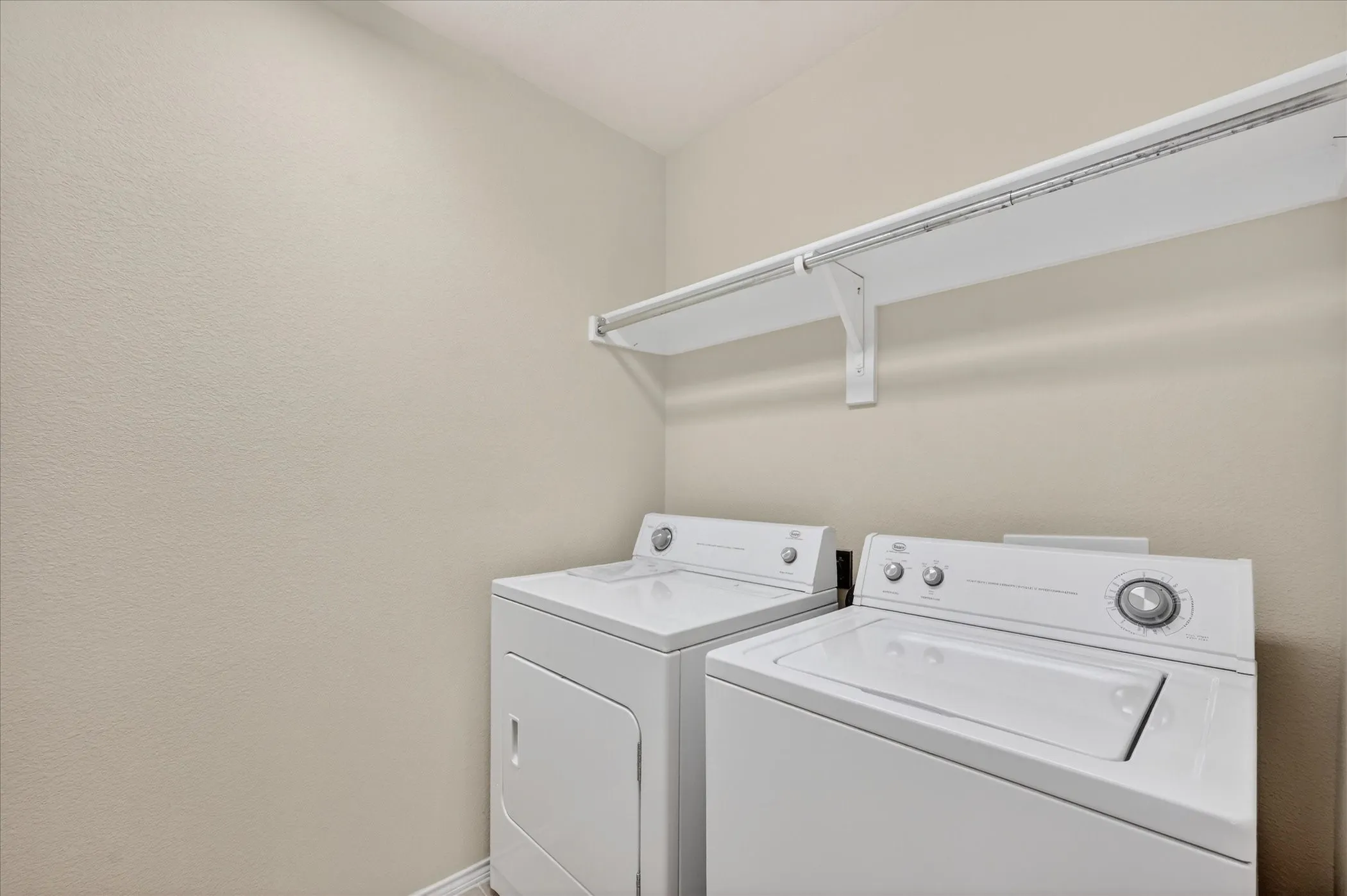 Townhouse For Sale in Collin County , 4844 Heather Glen Trail, Mc Kinney, Texas 75070, 3 Bedroom, 3 Bathroom, 2 Garage spaces, 1,497 Sqft, built in 2006, mls#21224887, Real Estate Agent in Mc Kinney, Homes For Sale in Collin county, Homes For Sale in Mc Kinney, Realtor in Mc Kinney Texas, Real Estate Brokerage Independent Realty Texas, Luminita Cordes Realtor