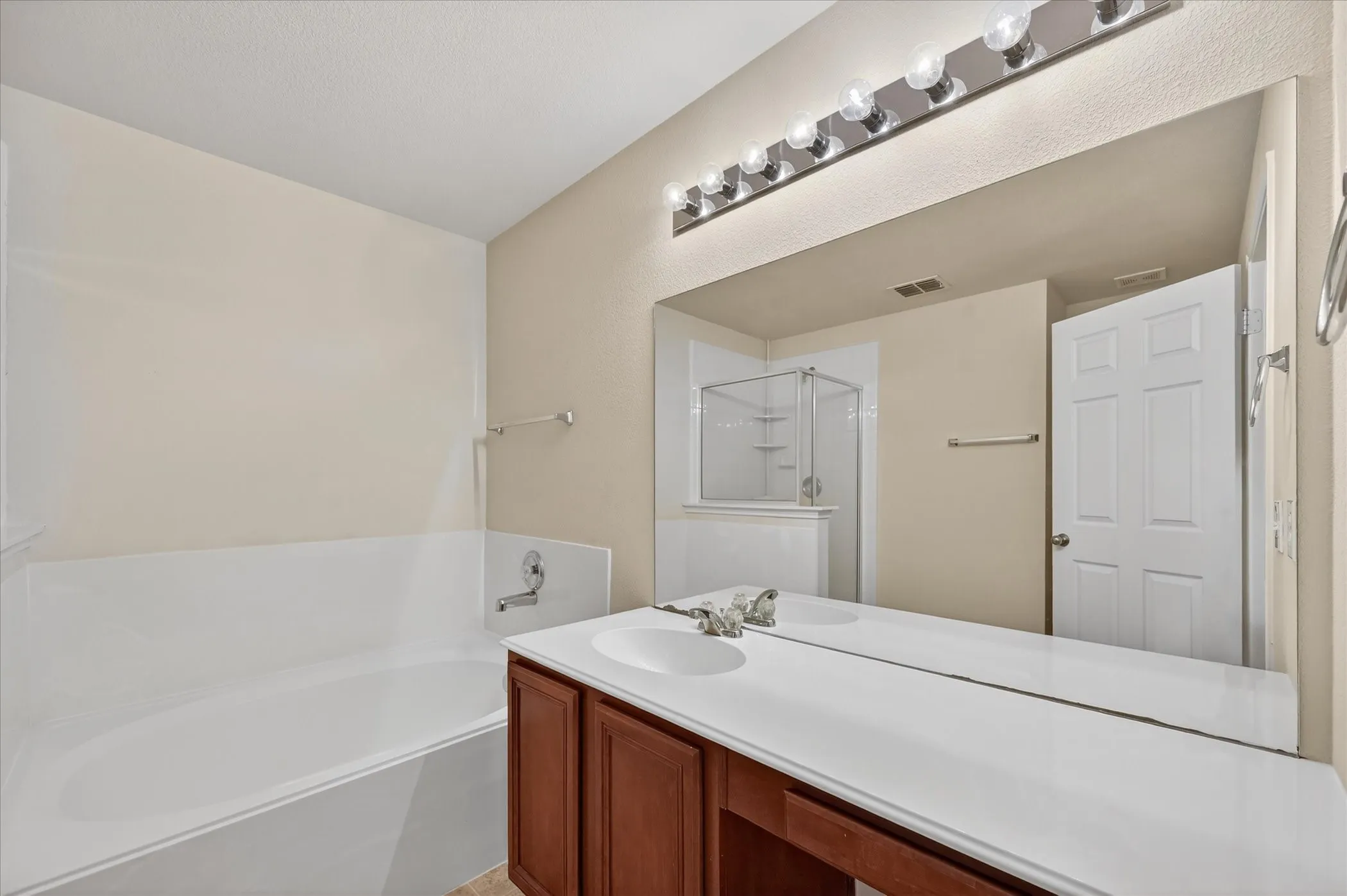 Townhouse For Sale in Collin County , 4844 Heather Glen Trail, Mc Kinney, Texas 75070, 3 Bedroom, 3 Bathroom, 2 Garage spaces, 1,497 Sqft, built in 2006, mls#21224887, Real Estate Agent in Mc Kinney, Homes For Sale in Collin county, Homes For Sale in Mc Kinney, Realtor in Mc Kinney Texas, Real Estate Brokerage Independent Realty Texas, Luminita Cordes Realtor