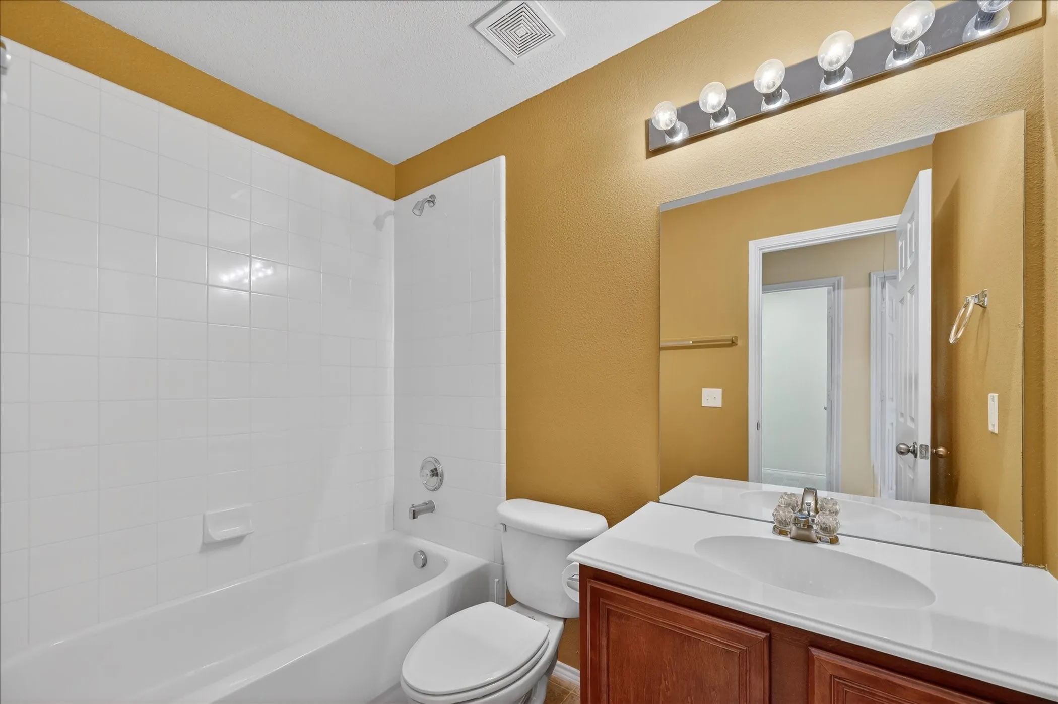 Townhouse For Sale in Collin County , 4844 Heather Glen Trail, Mc Kinney, Texas 75070, 3 Bedroom, 3 Bathroom, 2 Garage spaces, 1,497 Sqft, built in 2006, mls#21224887, Real Estate Agent in Mc Kinney, Homes For Sale in Collin county, Homes For Sale in Mc Kinney, Realtor in Mc Kinney Texas, Real Estate Brokerage Independent Realty Texas, Luminita Cordes Realtor