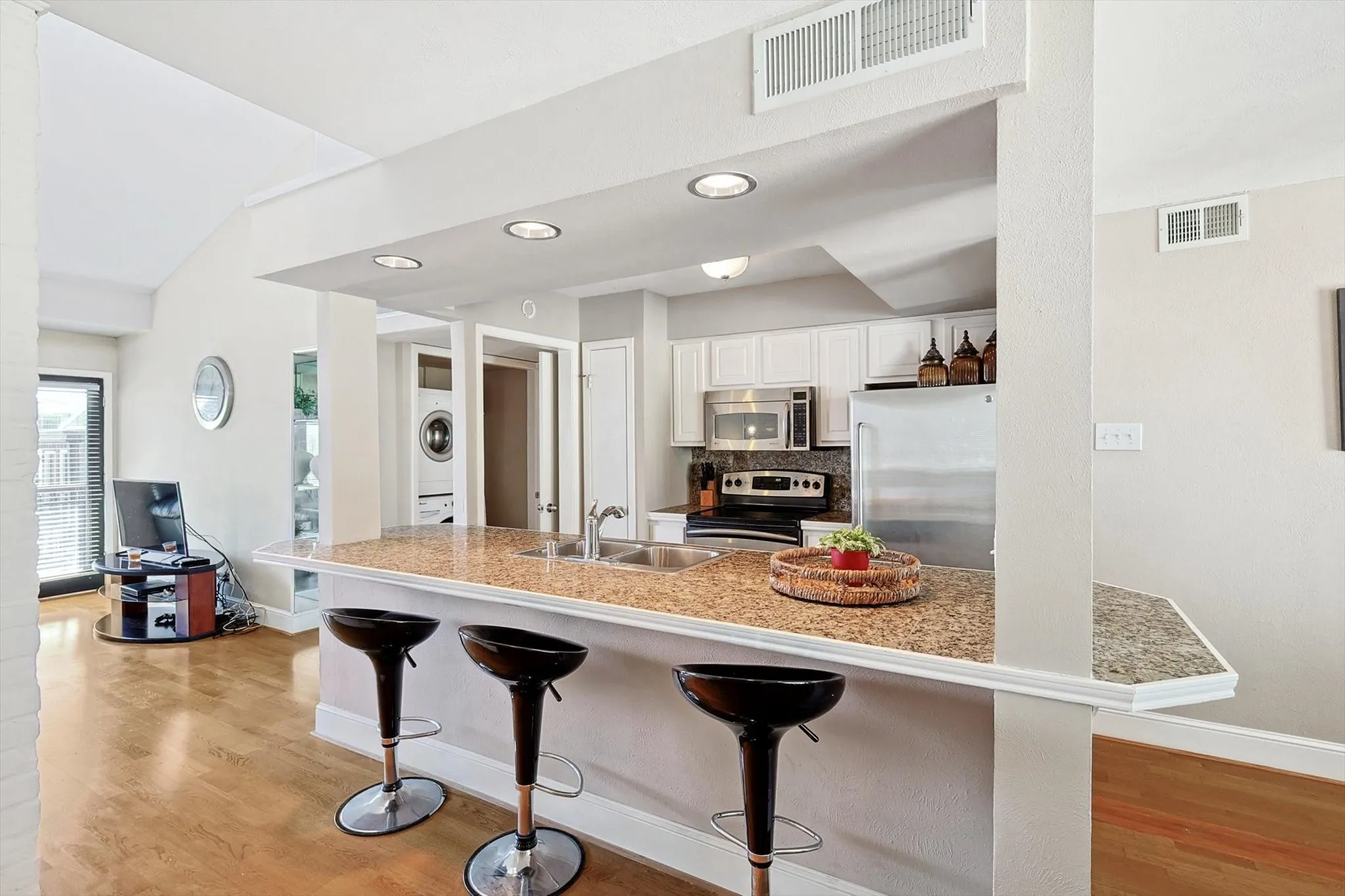 Condominium For Sale in Dallas County , 5916 Sandhurst Lane 226, Dallas, Texas 75206, 2 Bedrooms, 2 Bathrooms, Garage spaces, 1,050 Sqft, built in 1967, Preowned, Price $295,000, mls#21227686, Real Estate Agent in Dallas, Homes For Sale in Dallas county, Homes For Sale in Dallas, Realtor in Dallas Texas, Real Estate Brokerage Independent Realty Texas, Luminita Cordes Realtor