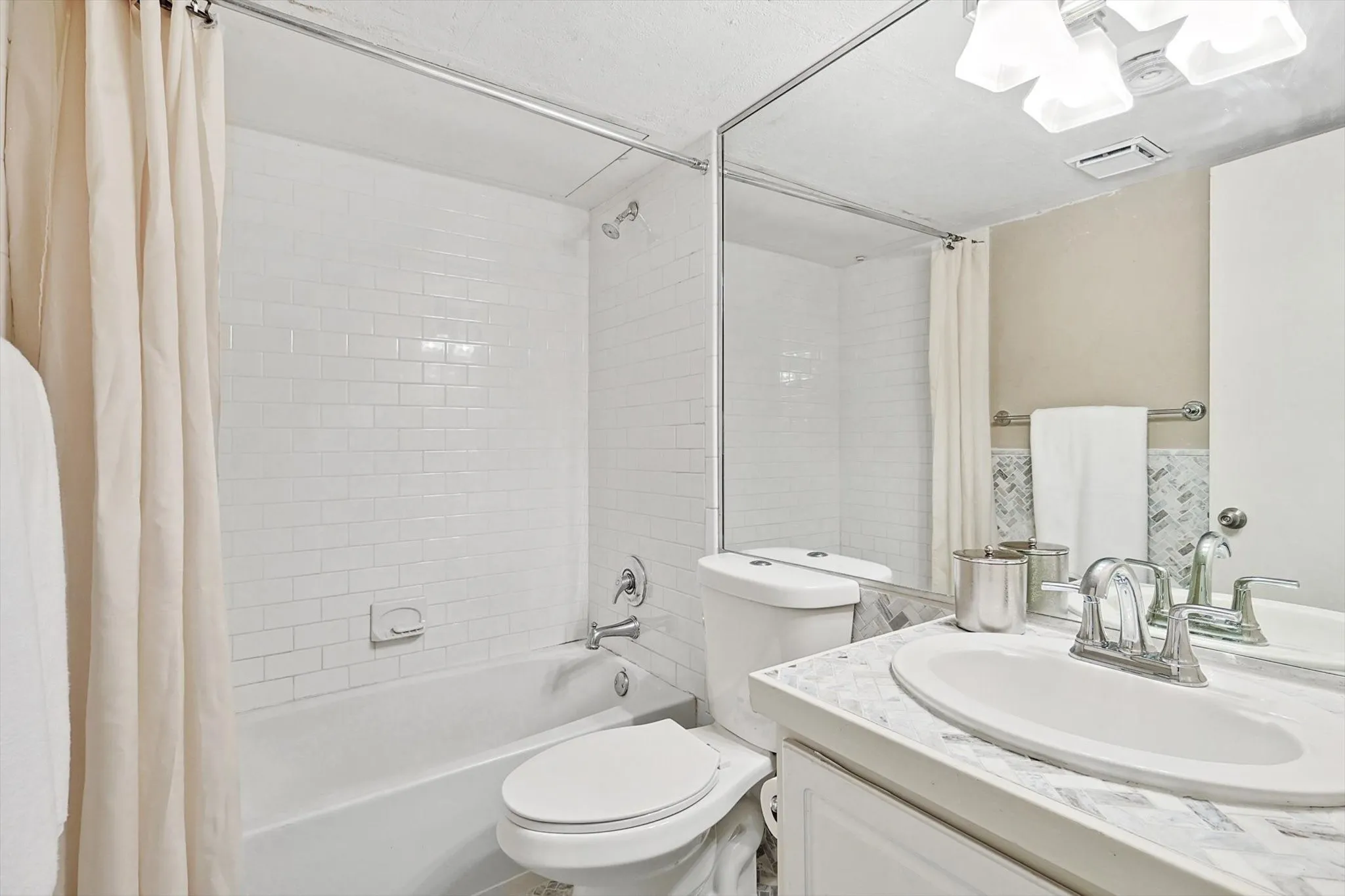 Condominium For Sale in Dallas County , 5916 Sandhurst Lane 226, Dallas, Texas 75206, 2 Bedrooms, 2 Bathrooms, Garage spaces, 1,050 Sqft, built in 1967, Preowned, Price $295,000, mls#21227686, Real Estate Agent in Dallas, Homes For Sale in Dallas county, Homes For Sale in Dallas, Realtor in Dallas Texas, Real Estate Brokerage Independent Realty Texas, Luminita Cordes Realtor