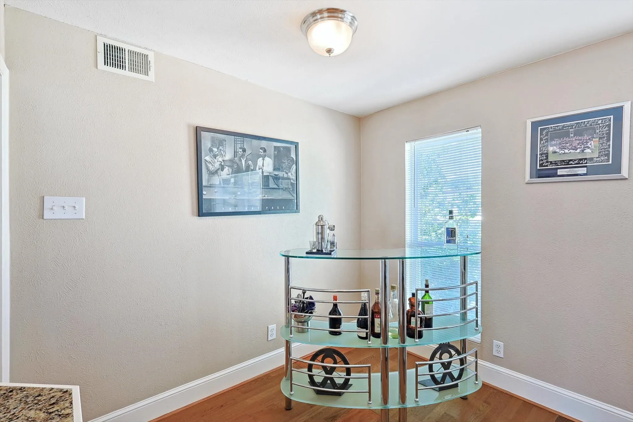 Condominium For Sale in Dallas County , 5916 Sandhurst Lane 226, Dallas, Texas 75206, 2 Bedrooms, 2 Bathrooms, Garage spaces, 1,050 Sqft, built in 1967, Preowned, Price $295,000, mls#21227686, Real Estate Agent in Dallas, Homes For Sale in Dallas county, Homes For Sale in Dallas, Realtor in Dallas Texas, Real Estate Brokerage Independent Realty Texas, Luminita Cordes Realtor