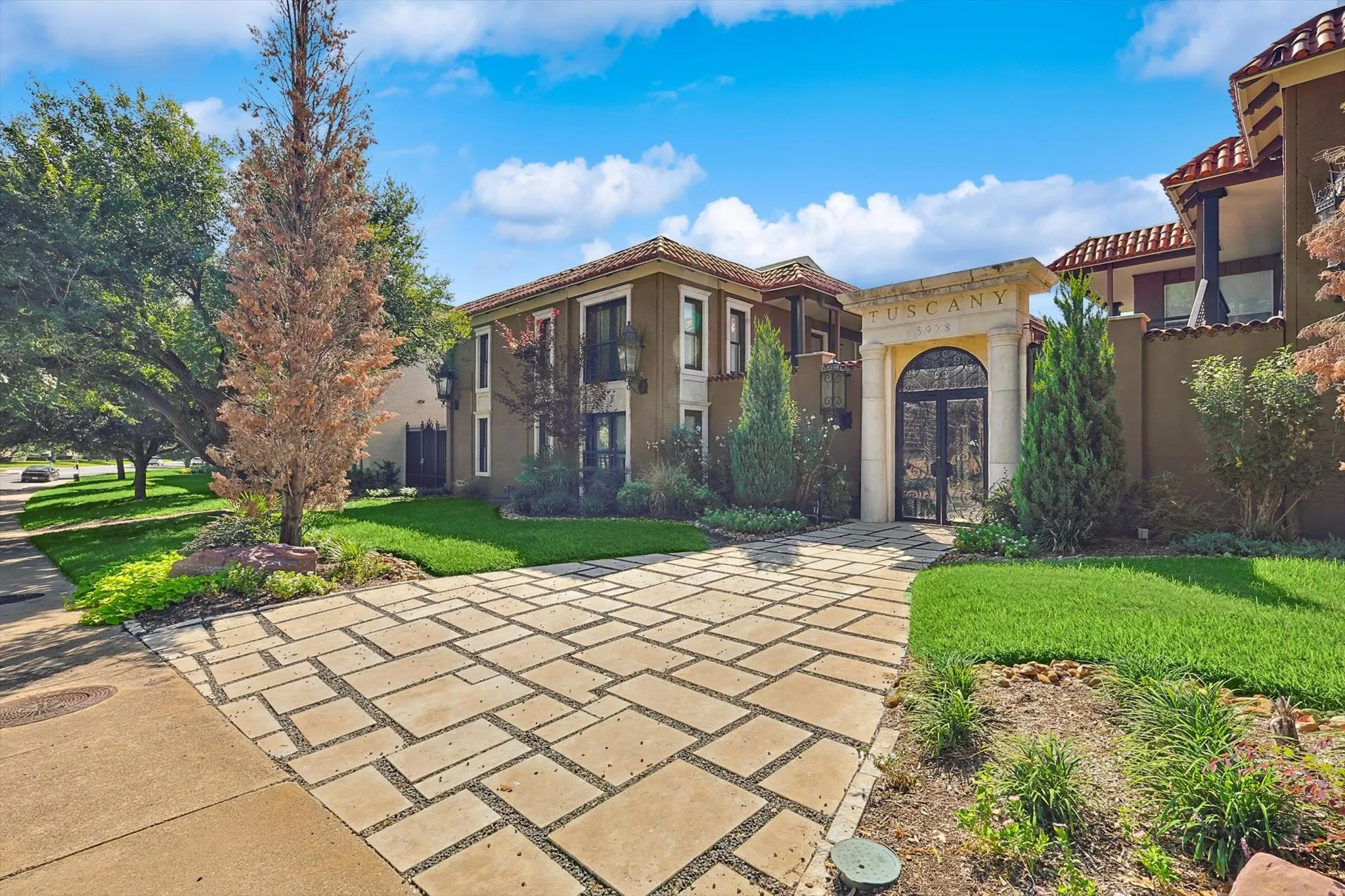 Condominium For Sale in Dallas County , 5916 Sandhurst Lane 226, Dallas, Texas 75206, 2 Bedrooms, 2 Bathrooms, Garage spaces, 1,050 Sqft, built in 1967, Preowned, Price $295,000, mls#21227686, Real Estate Agent in Dallas, Homes For Sale in Dallas county, Homes For Sale in Dallas, Realtor in Dallas Texas, Real Estate Brokerage Independent Realty Texas, Luminita Cordes Realtor