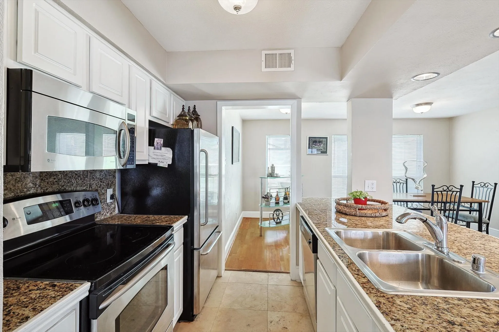 Condominium For Sale in Dallas County , 5916 Sandhurst Lane 226, Dallas, Texas 75206, 2 Bedrooms, 2 Bathrooms, Garage spaces, 1,050 Sqft, built in 1967, Preowned, Price $295,000, mls#21227686, Real Estate Agent in Dallas, Homes For Sale in Dallas county, Homes For Sale in Dallas, Realtor in Dallas Texas, Real Estate Brokerage Independent Realty Texas, Luminita Cordes Realtor