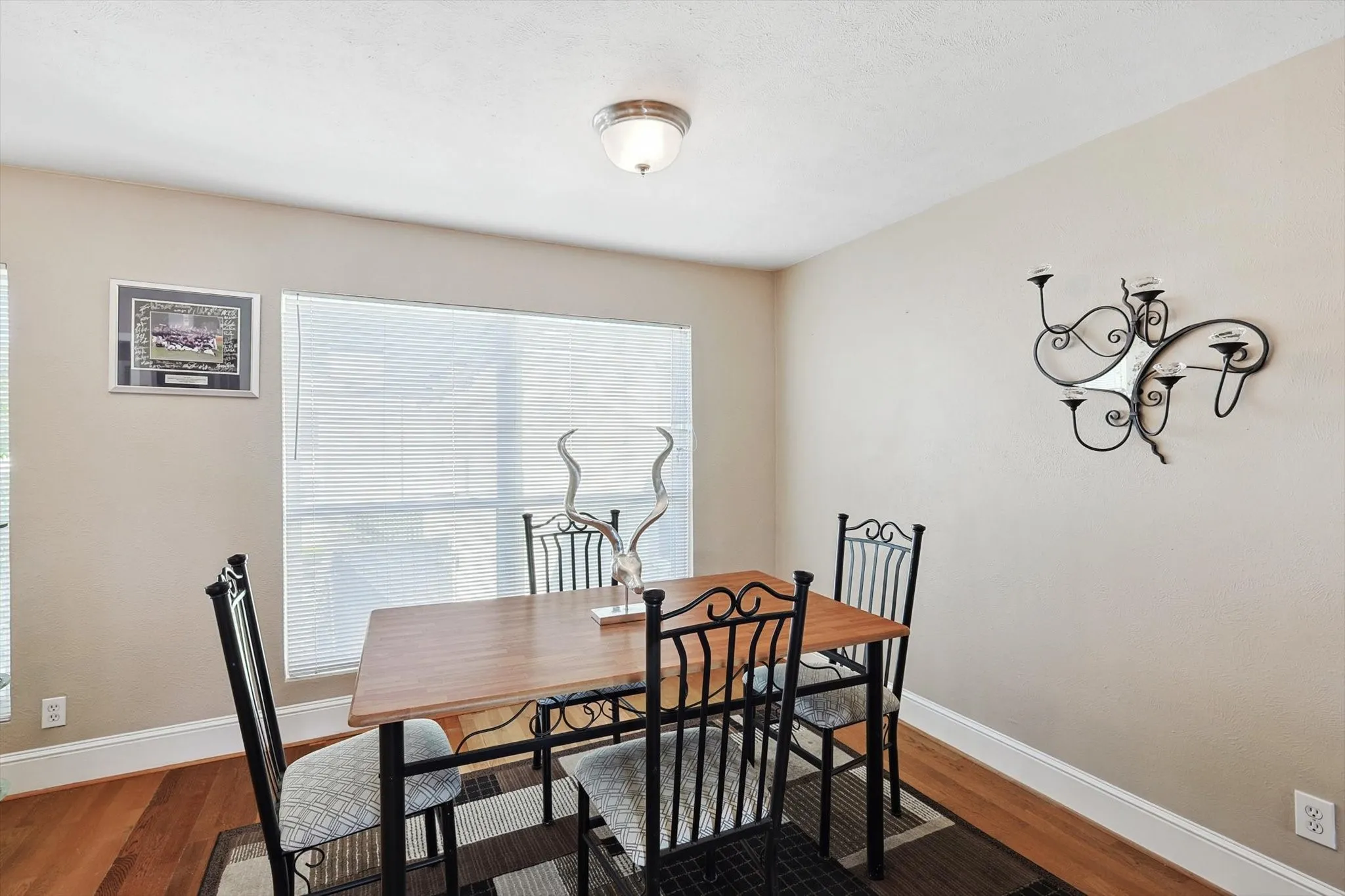 Condominium For Sale in Dallas County , 5916 Sandhurst Lane 226, Dallas, Texas 75206, 2 Bedrooms, 2 Bathrooms, Garage spaces, 1,050 Sqft, built in 1967, Preowned, Price $295,000, mls#21227686, Real Estate Agent in Dallas, Homes For Sale in Dallas county, Homes For Sale in Dallas, Realtor in Dallas Texas, Real Estate Brokerage Independent Realty Texas, Luminita Cordes Realtor