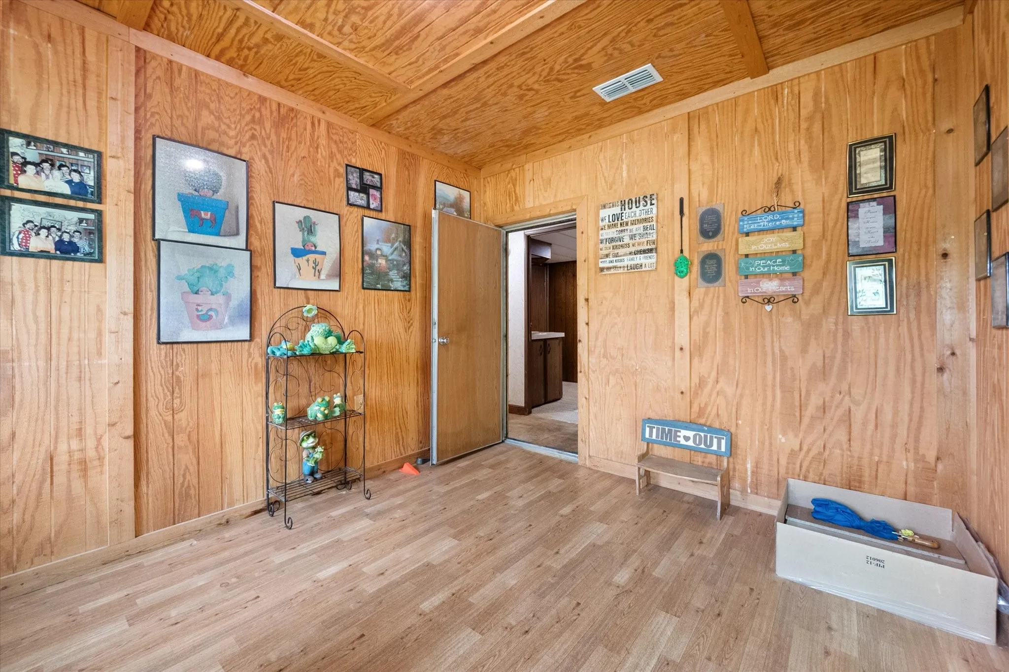 Mobile Home For Sale in Johnson County , 2101 Ridge View Drive, Cleburne, Texas 76033, 4 Bedroom, 2 Bathroom, 2 Garage spaces, 2,000 Sqft, built in 1980, mls#21228097, Real Estate Agent in Cleburne, Homes For Sale in Johnson county, Homes For Sale in Cleburne, Realtor in Cleburne Texas, Real Estate Brokerage Independent Realty Texas, Luminita Cordes Realtor