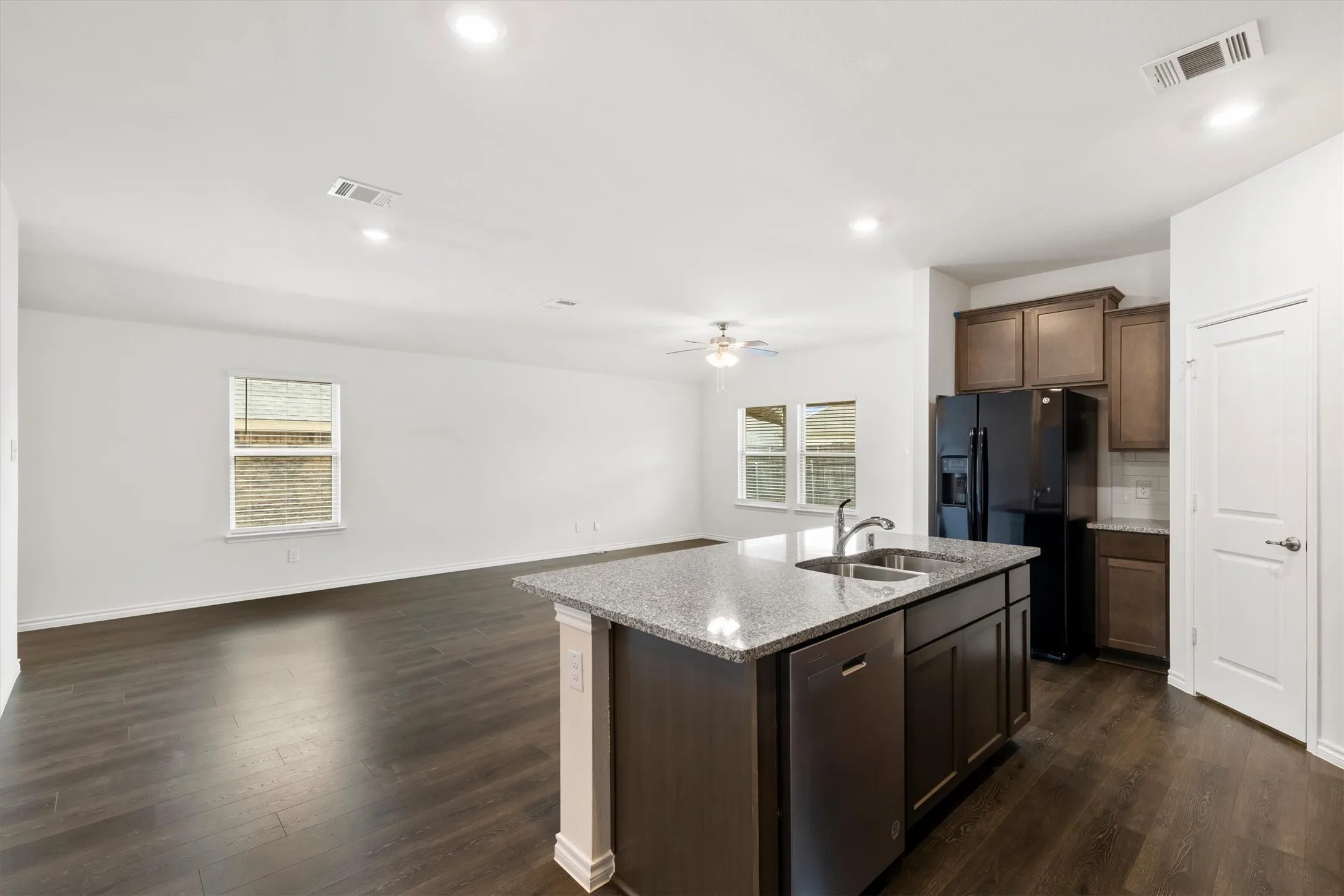 Single Family Residence For Sale in Collin County , 617 Calm Springs Drive, Princeton, Texas 75407, 3 Bedroom, 2 Bathroom, 2 Garage spaces, 1,536 Sqft, built in 2022, Preowned, mls#21226799, Real Estate Agent in Princeton, Homes For Sale in Collin county, Homes For Sale in Princeton, Realtor in Princeton Texas, Real Estate Brokerage Independent Realty Texas, Luminita Cordes Realtor