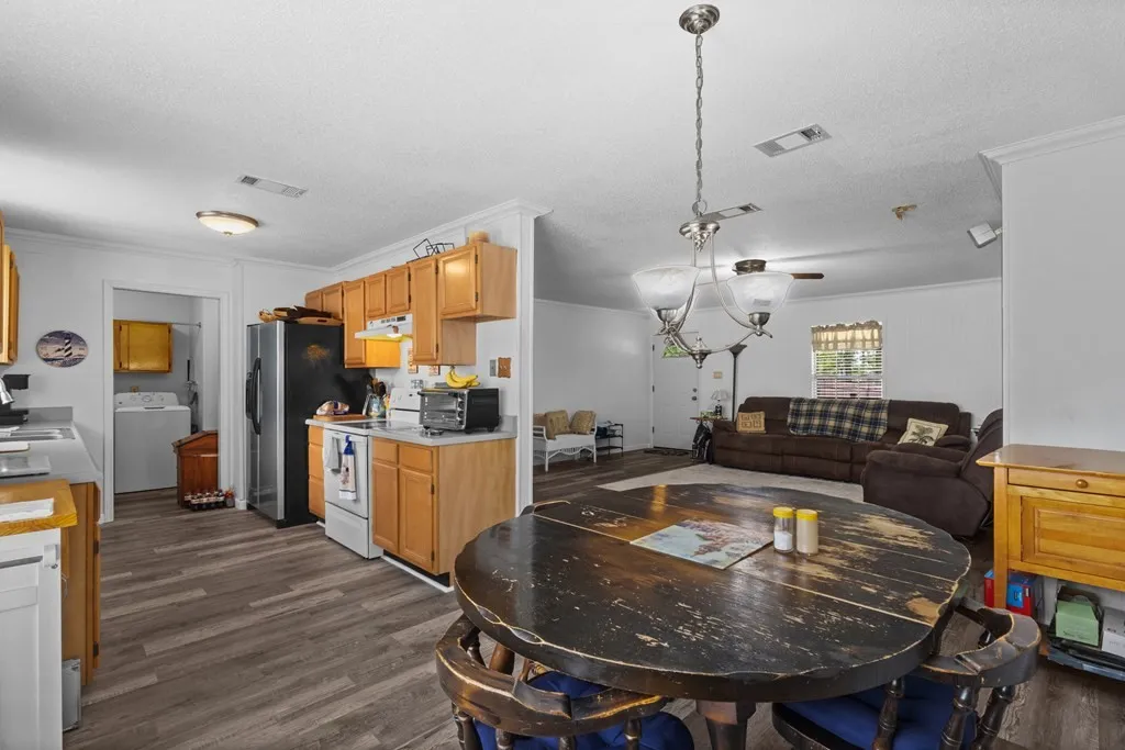 Single Family Residence For Sale in Henderson County , 1101 Doe Run Drive, Tool, Texas 75143, 3 Bedrooms, 2 Bathrooms, 2 Garage spaces, 1,456 Sqft, built in 1990, Price $299,000, mls#21228135, Real Estate Agent in Tool, Homes For Sale in Henderson county, Homes For Sale in Tool, Realtor in Tool Texas, Real Estate Brokerage Independent Realty Texas, Luminita Cordes Realtor