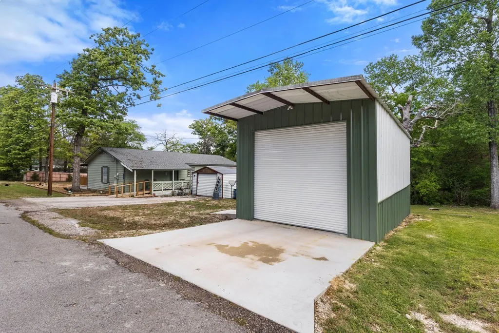 Single Family Residence For Sale in Henderson County , 1101 Doe Run Drive, Tool, Texas 75143, 3 Bedrooms, 2 Bathrooms, 2 Garage spaces, 1,456 Sqft, built in 1990, Price $299,000, mls#21228135, Real Estate Agent in Tool, Homes For Sale in Henderson county, Homes For Sale in Tool, Realtor in Tool Texas, Real Estate Brokerage Independent Realty Texas, Luminita Cordes Realtor