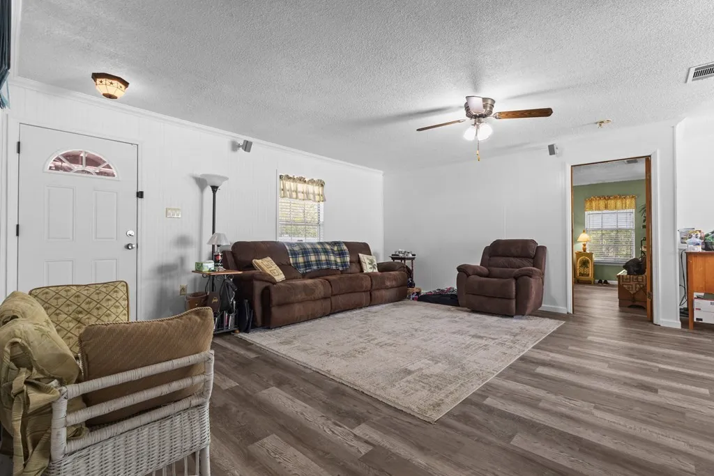Single Family Residence For Sale in Henderson County , 1101 Doe Run Drive, Tool, Texas 75143, 3 Bedrooms, 2 Bathrooms, 2 Garage spaces, 1,456 Sqft, built in 1990, Price $299,000, mls#21228135, Real Estate Agent in Tool, Homes For Sale in Henderson county, Homes For Sale in Tool, Realtor in Tool Texas, Real Estate Brokerage Independent Realty Texas, Luminita Cordes Realtor
