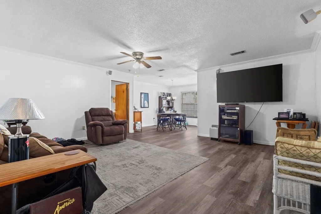 Single Family Residence For Sale in Henderson County , 1101 Doe Run Drive, Tool, Texas 75143, 3 Bedrooms, 2 Bathrooms, 2 Garage spaces, 1,456 Sqft, built in 1990, Price $299,000, mls#21228135, Real Estate Agent in Tool, Homes For Sale in Henderson county, Homes For Sale in Tool, Realtor in Tool Texas, Real Estate Brokerage Independent Realty Texas, Luminita Cordes Realtor