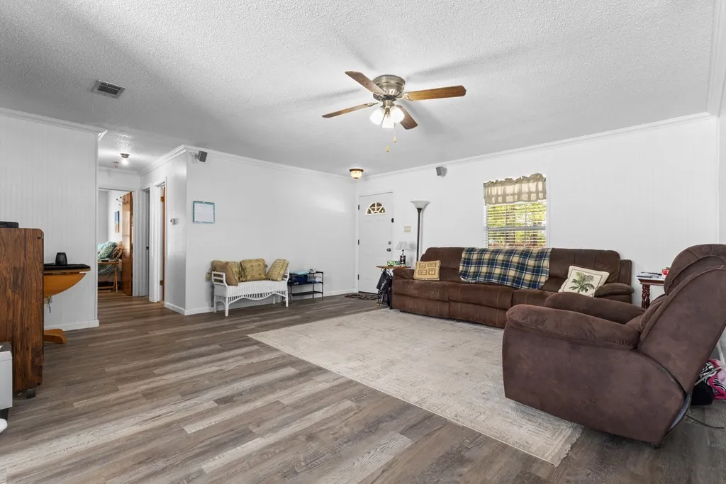Single Family Residence For Sale in Henderson County , 1101 Doe Run Drive, Tool, Texas 75143, 3 Bedrooms, 2 Bathrooms, 2 Garage spaces, 1,456 Sqft, built in 1990, Price $299,000, mls#21228135, Real Estate Agent in Tool, Homes For Sale in Henderson county, Homes For Sale in Tool, Realtor in Tool Texas, Real Estate Brokerage Independent Realty Texas, Luminita Cordes Realtor