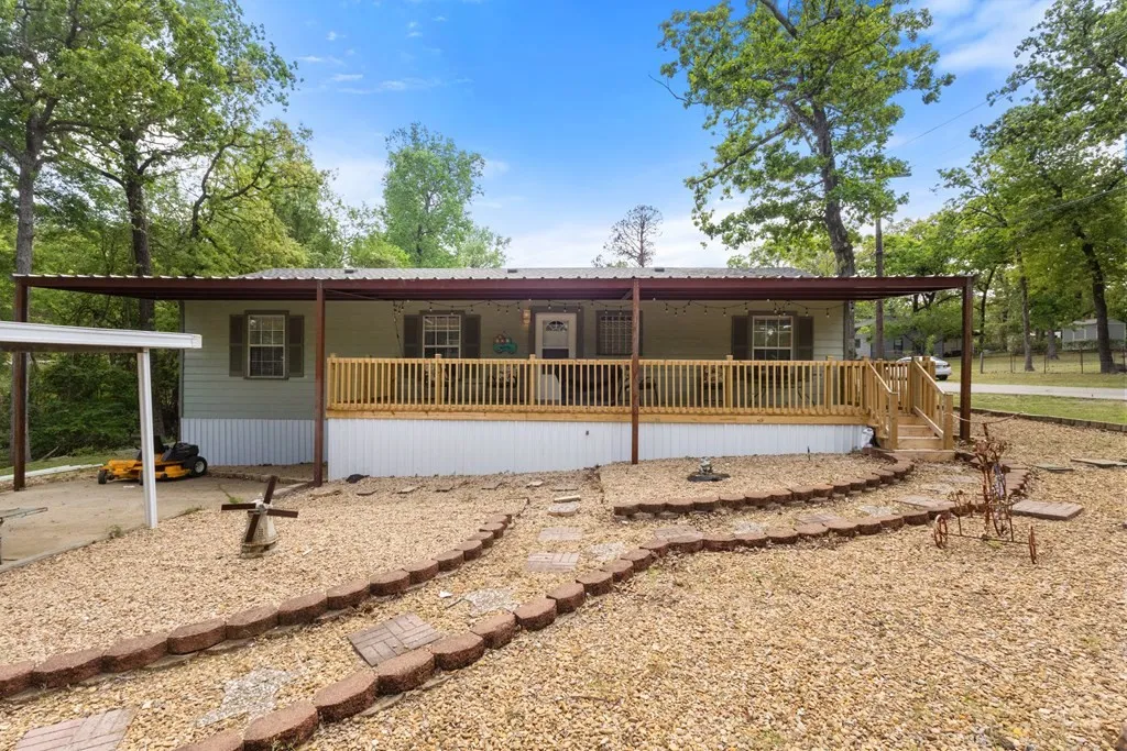Single Family Residence For Sale in Henderson County , 1101 Doe Run Drive, Tool, Texas 75143, 3 Bedrooms, 2 Bathrooms, 2 Garage spaces, 1,456 Sqft, built in 1990, Price $299,000, mls#21228135, Real Estate Agent in Tool, Homes For Sale in Henderson county, Homes For Sale in Tool, Realtor in Tool Texas, Real Estate Brokerage Independent Realty Texas, Luminita Cordes Realtor
