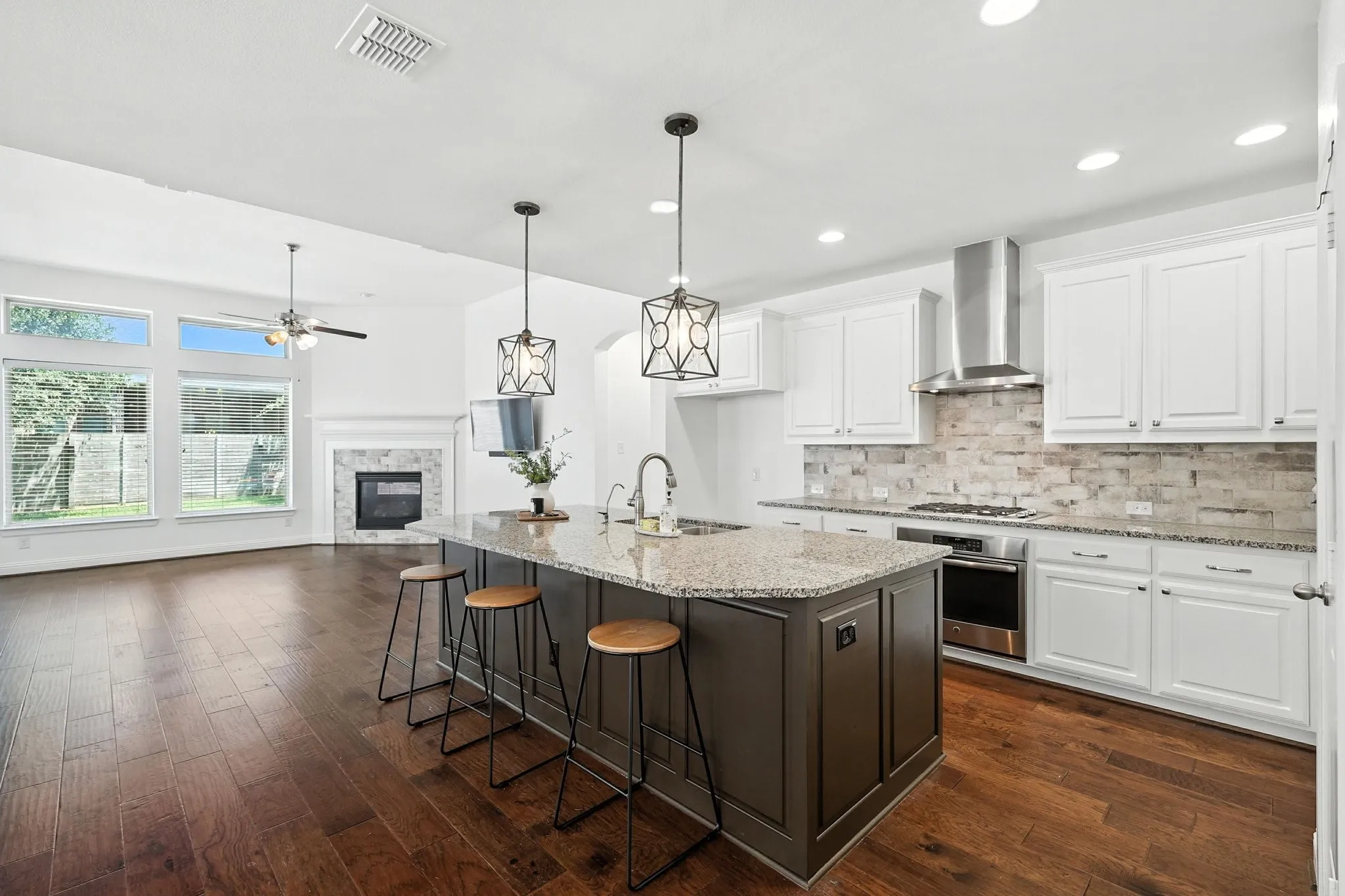 Single Family Residence For Sale in Denton County , 1516 8th Street, Argyle, Texas 76226, 4 Bedroom, 3 Bathroom, 2 Garage spaces, 2,985 Sqft, built in 2016, Preowned, mls#21227631, Real Estate Agent in Argyle, Homes For Sale in Denton county, Homes For Sale in Argyle, Realtor in Argyle Texas, Real Estate Brokerage Independent Realty Texas, Luminita Cordes Realtor