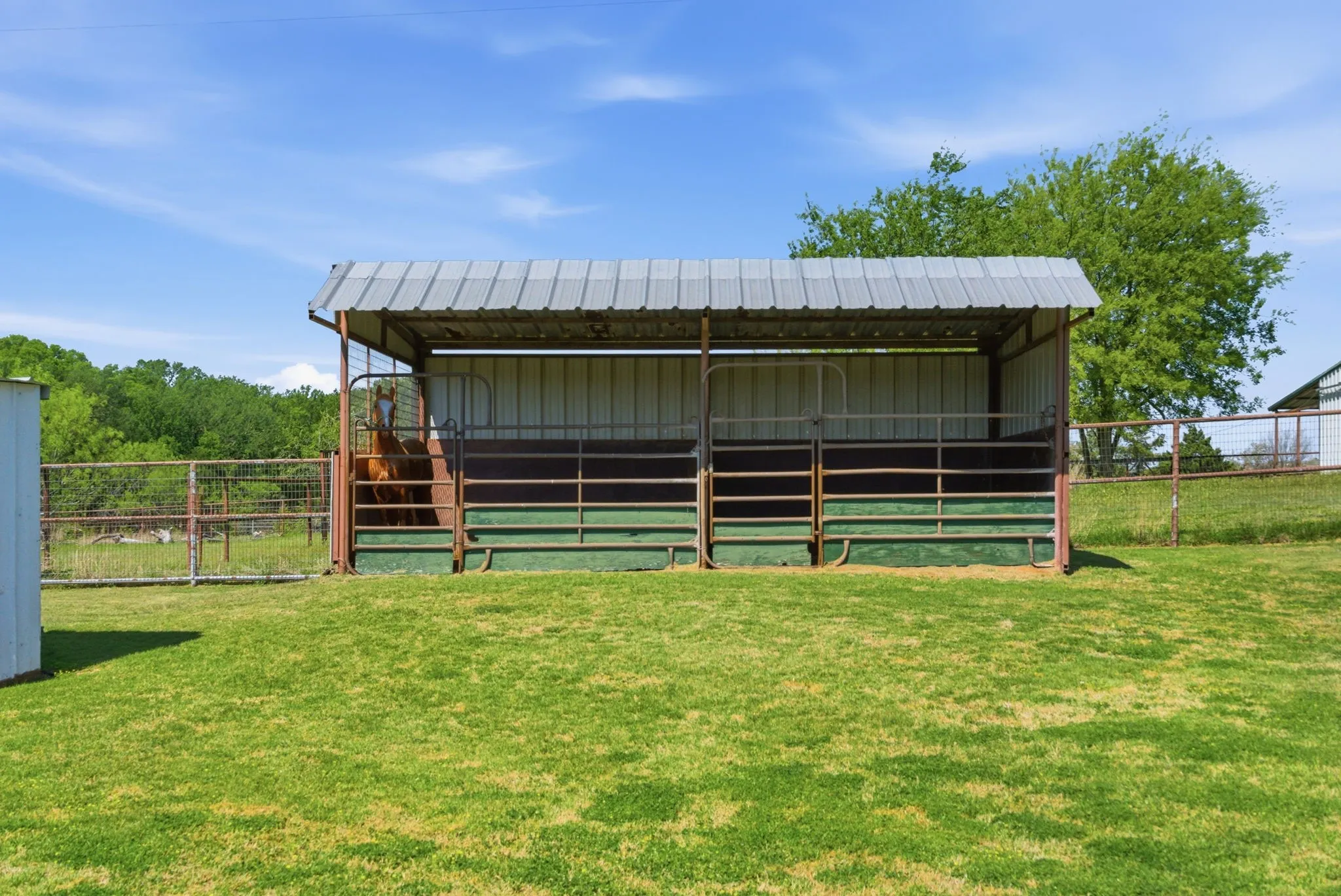 Single Family Residence For Sale in Parker County , 1101 Tanglewood Drive, Weatherford, Texas 76087, 3 Bedroom, 2 Bathroom, 2 Garage spaces, 2,446 Sqft, built in 1984, Price $949,000, mls#21228175, Real Estate Agent in Weatherford, Homes For Sale in Parker county, Homes For Sale in Weatherford, Realtor in Weatherford Texas, Real Estate Brokerage Independent Realty Texas, Luminita Cordes Realtor