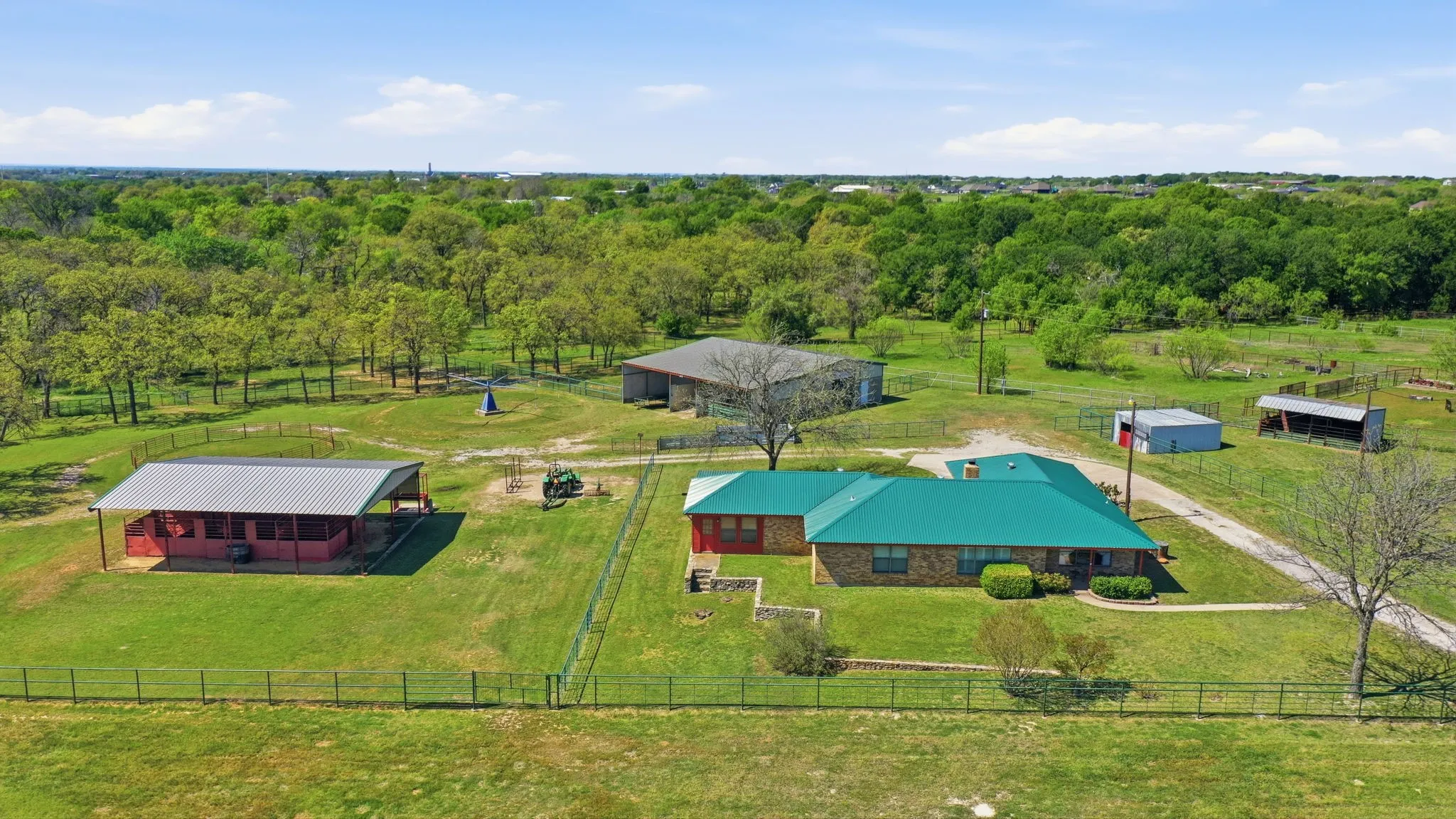 Single Family Residence For Sale in Parker County , 1101 Tanglewood Drive, Weatherford, Texas 76087, 3 Bedroom, 2 Bathroom, 2 Garage spaces, 2,446 Sqft, built in 1984, Price $949,000, mls#21228175, Real Estate Agent in Weatherford, Homes For Sale in Parker county, Homes For Sale in Weatherford, Realtor in Weatherford Texas, Real Estate Brokerage Independent Realty Texas, Luminita Cordes Realtor