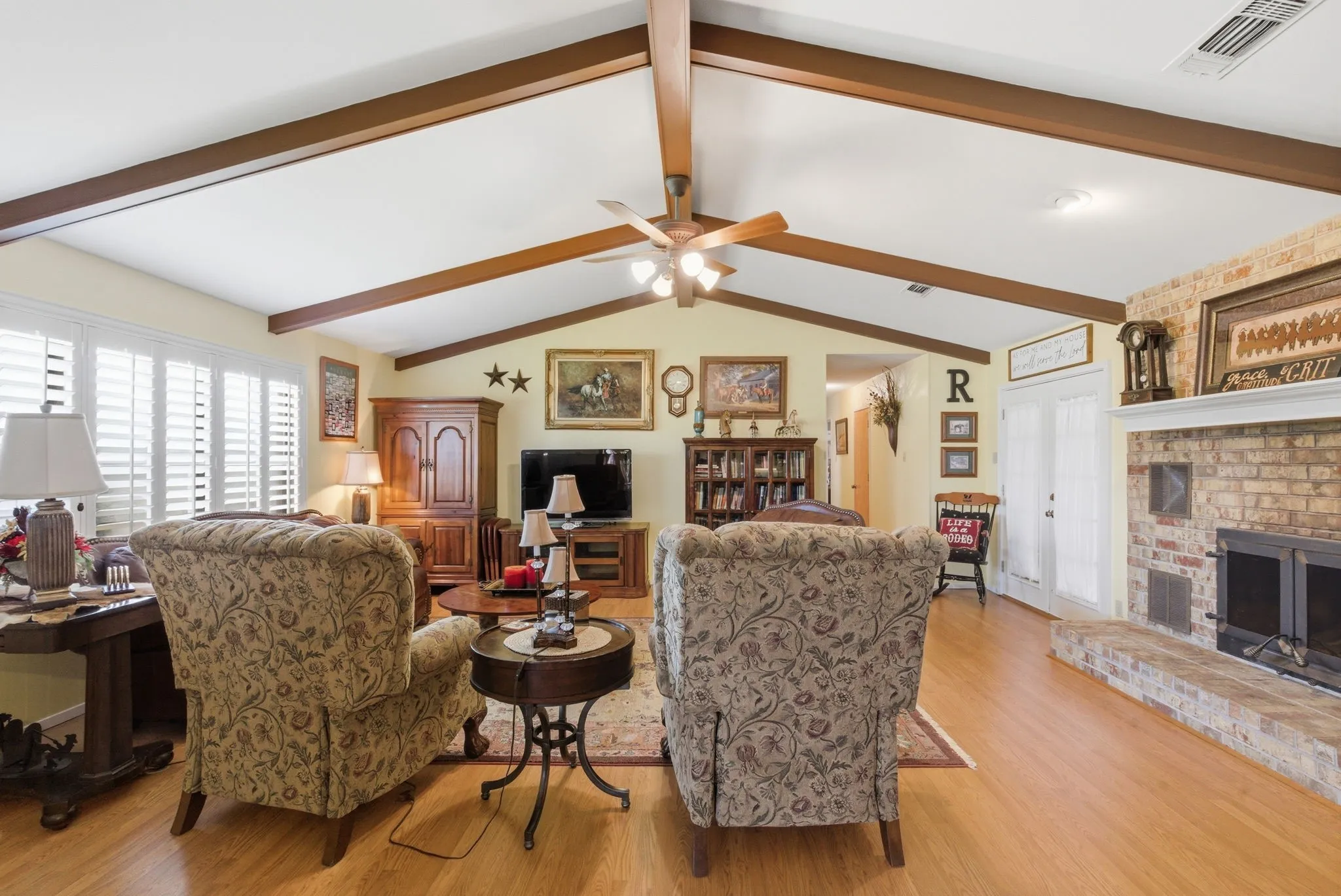 Single Family Residence For Sale in Parker County , 1101 Tanglewood Drive, Weatherford, Texas 76087, 3 Bedroom, 2 Bathroom, 2 Garage spaces, 2,446 Sqft, built in 1984, Price $949,000, mls#21228175, Real Estate Agent in Weatherford, Homes For Sale in Parker county, Homes For Sale in Weatherford, Realtor in Weatherford Texas, Real Estate Brokerage Independent Realty Texas, Luminita Cordes Realtor