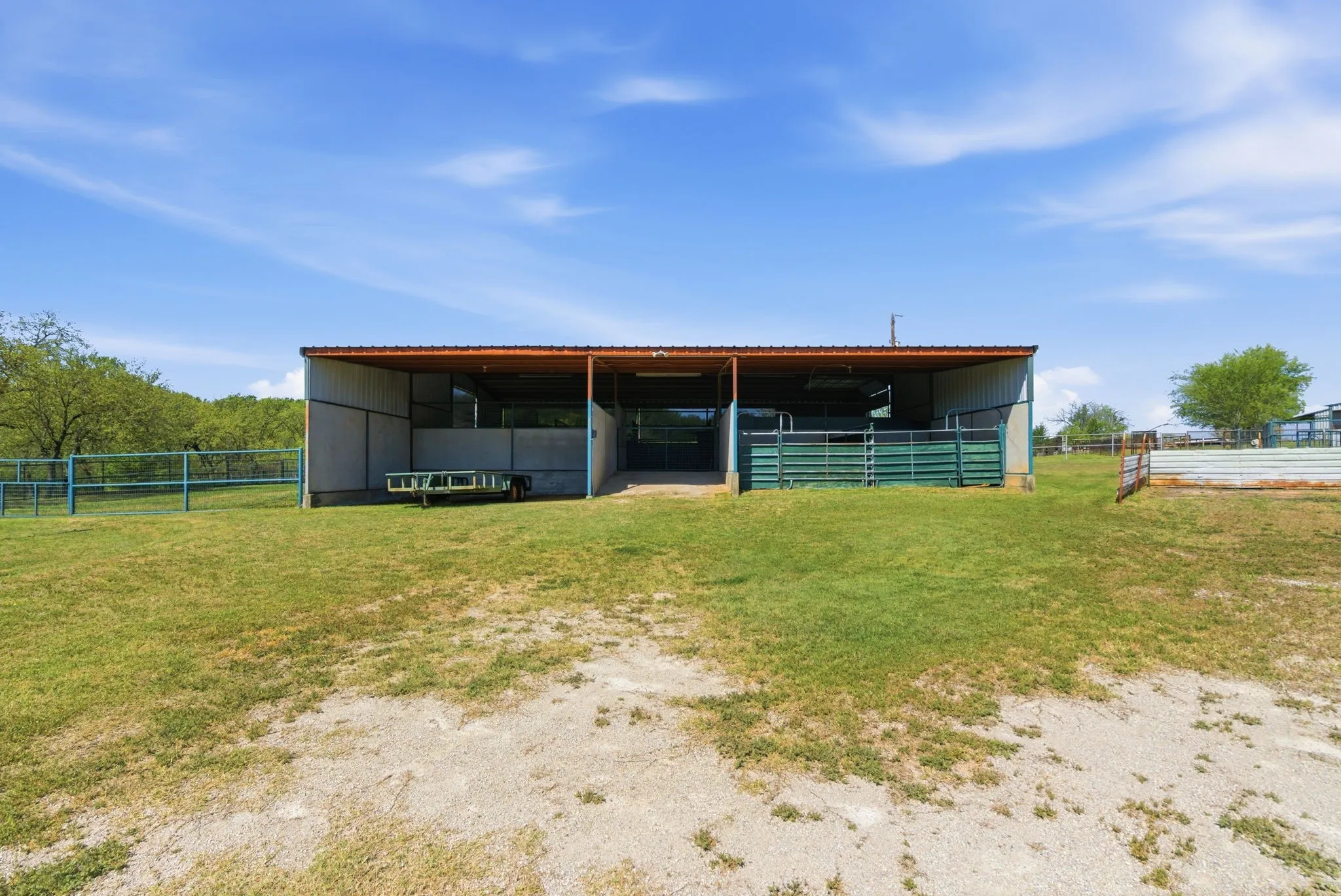 Single Family Residence For Sale in Parker County , 1101 Tanglewood Drive, Weatherford, Texas 76087, 3 Bedroom, 2 Bathroom, 2 Garage spaces, 2,446 Sqft, built in 1984, Price $949,000, mls#21228175, Real Estate Agent in Weatherford, Homes For Sale in Parker county, Homes For Sale in Weatherford, Realtor in Weatherford Texas, Real Estate Brokerage Independent Realty Texas, Luminita Cordes Realtor