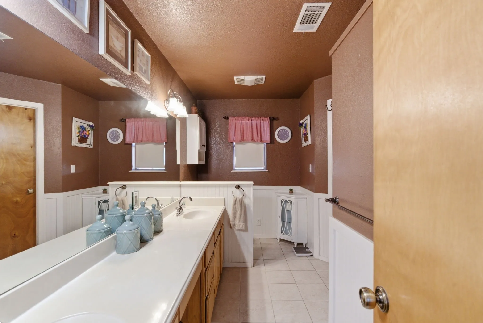 Single Family Residence For Sale in Parker County , 1101 Tanglewood Drive, Weatherford, Texas 76087, 3 Bedroom, 2 Bathroom, 2 Garage spaces, 2,446 Sqft, built in 1984, Price $949,000, mls#21228175, Real Estate Agent in Weatherford, Homes For Sale in Parker county, Homes For Sale in Weatherford, Realtor in Weatherford Texas, Real Estate Brokerage Independent Realty Texas, Luminita Cordes Realtor