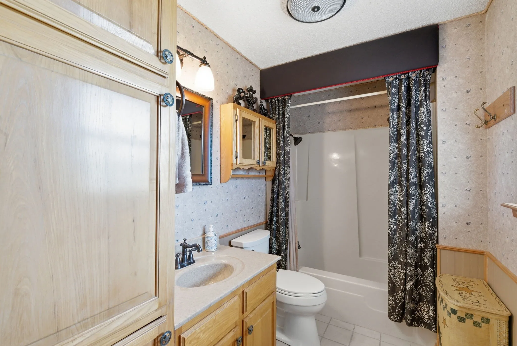 Single Family Residence For Sale in Parker County , 1101 Tanglewood Drive, Weatherford, Texas 76087, 3 Bedroom, 2 Bathroom, 2 Garage spaces, 2,446 Sqft, built in 1984, Price $949,000, mls#21228175, Real Estate Agent in Weatherford, Homes For Sale in Parker county, Homes For Sale in Weatherford, Realtor in Weatherford Texas, Real Estate Brokerage Independent Realty Texas, Luminita Cordes Realtor