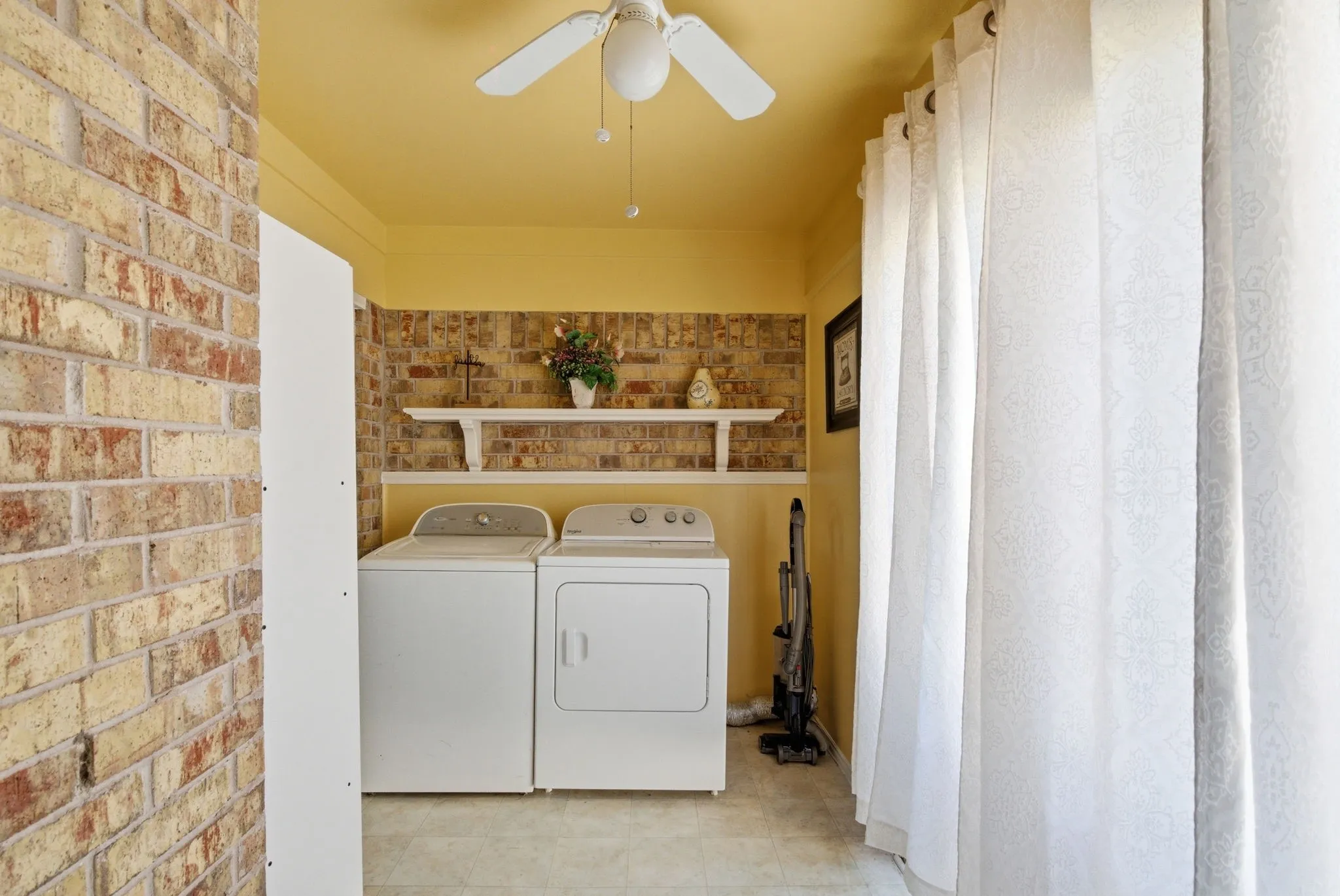 Single Family Residence For Sale in Parker County , 1101 Tanglewood Drive, Weatherford, Texas 76087, 3 Bedroom, 2 Bathroom, 2 Garage spaces, 2,446 Sqft, built in 1984, Price $949,000, mls#21228175, Real Estate Agent in Weatherford, Homes For Sale in Parker county, Homes For Sale in Weatherford, Realtor in Weatherford Texas, Real Estate Brokerage Independent Realty Texas, Luminita Cordes Realtor