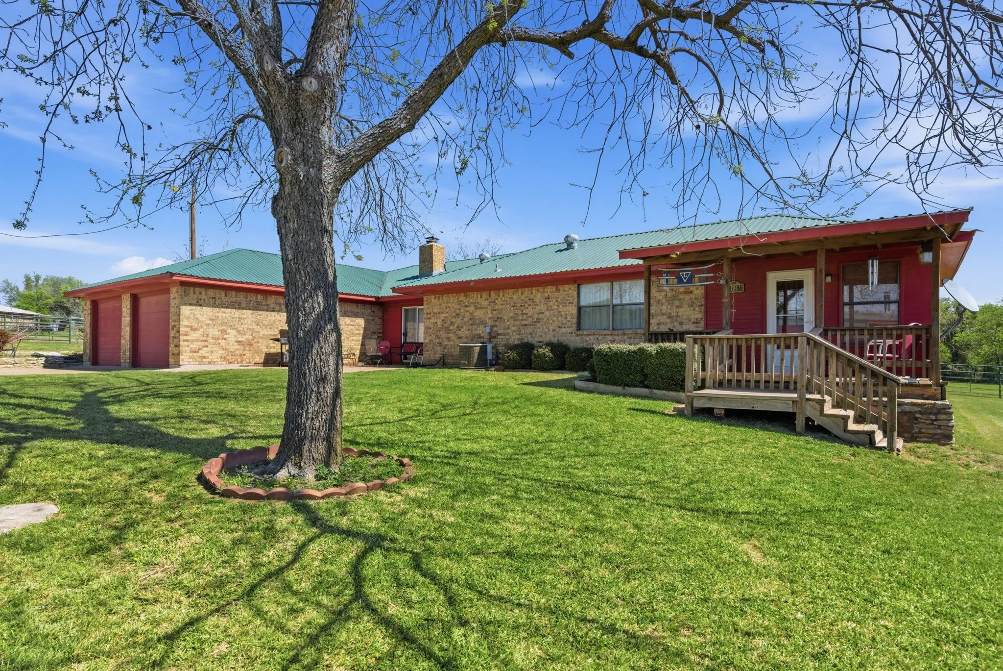 Single Family Residence For Sale in Parker County , 1101 Tanglewood Drive, Weatherford, Texas 76087, 3 Bedroom, 2 Bathroom, 2 Garage spaces, 2,446 Sqft, built in 1984, Price $949,000, mls#21228175, Real Estate Agent in Weatherford, Homes For Sale in Parker county, Homes For Sale in Weatherford, Realtor in Weatherford Texas, Real Estate Brokerage Independent Realty Texas, Luminita Cordes Realtor