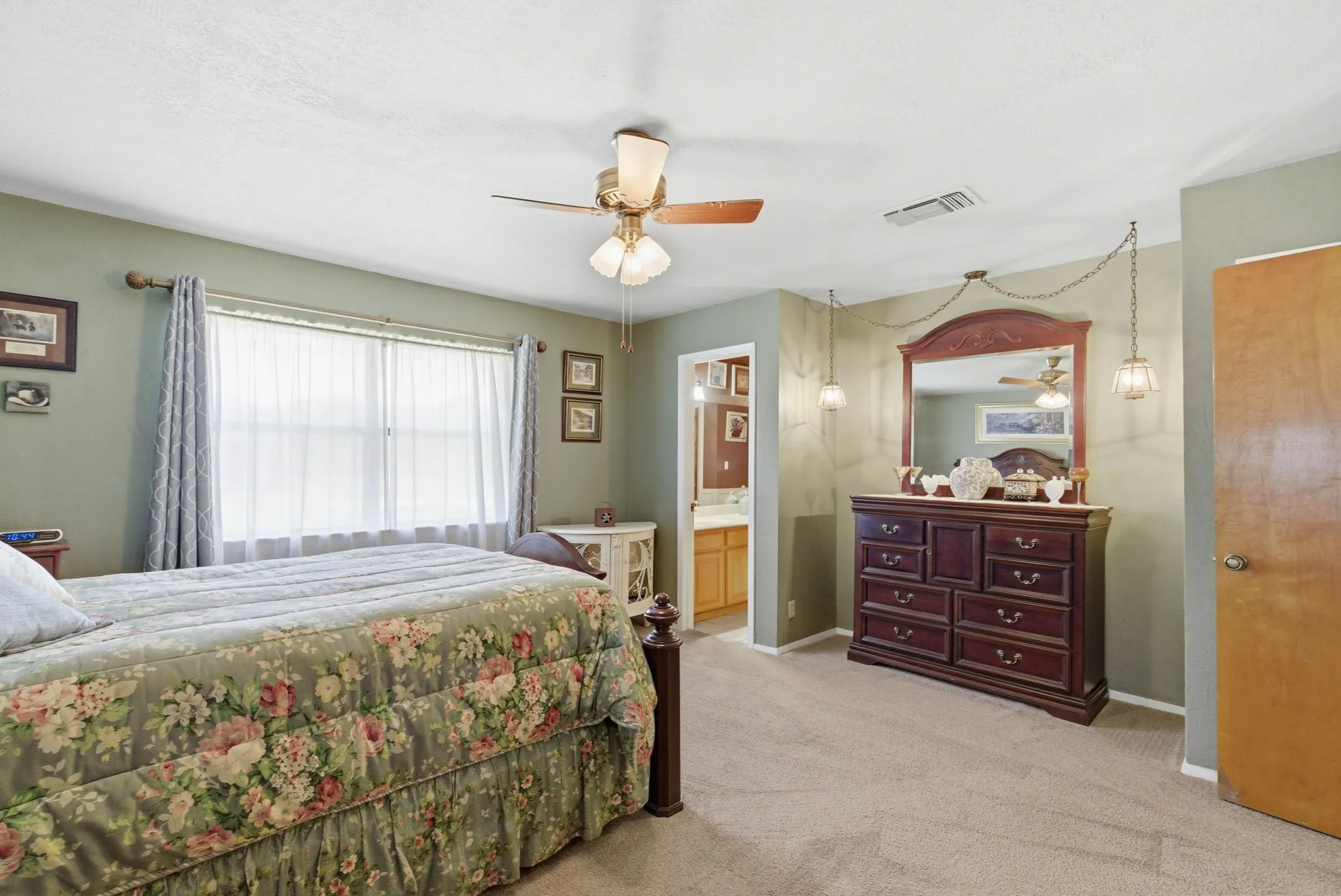 Single Family Residence For Sale in Parker County , 1101 Tanglewood Drive, Weatherford, Texas 76087, 3 Bedroom, 2 Bathroom, 2 Garage spaces, 2,446 Sqft, built in 1984, Price $949,000, mls#21228175, Real Estate Agent in Weatherford, Homes For Sale in Parker county, Homes For Sale in Weatherford, Realtor in Weatherford Texas, Real Estate Brokerage Independent Realty Texas, Luminita Cordes Realtor