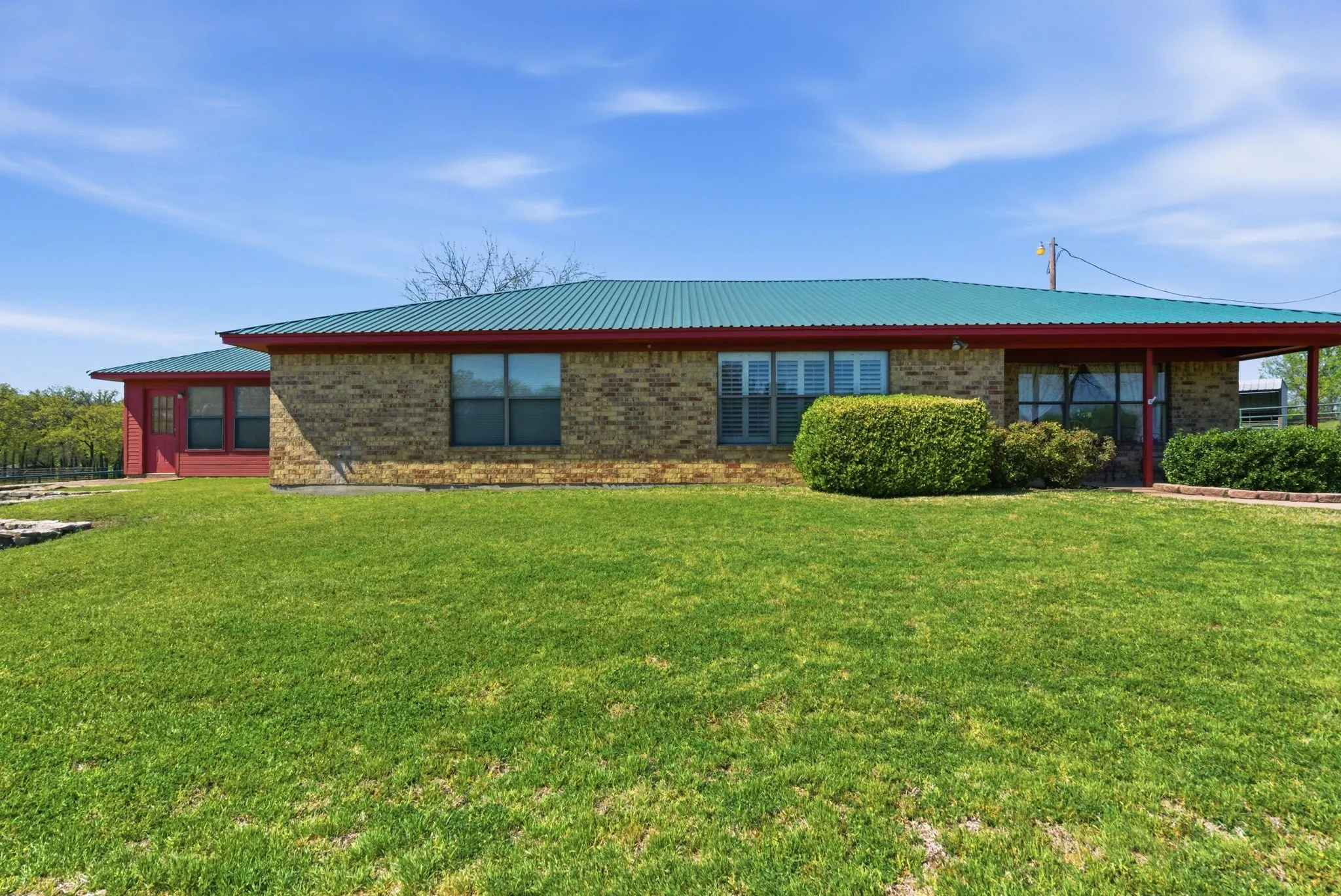 Single Family Residence For Sale in Parker County , 1101 Tanglewood Drive, Weatherford, Texas 76087, 3 Bedroom, 2 Bathroom, 2 Garage spaces, 2,446 Sqft, built in 1984, Price $949,000, mls#21228175, Real Estate Agent in Weatherford, Homes For Sale in Parker county, Homes For Sale in Weatherford, Realtor in Weatherford Texas, Real Estate Brokerage Independent Realty Texas, Luminita Cordes Realtor