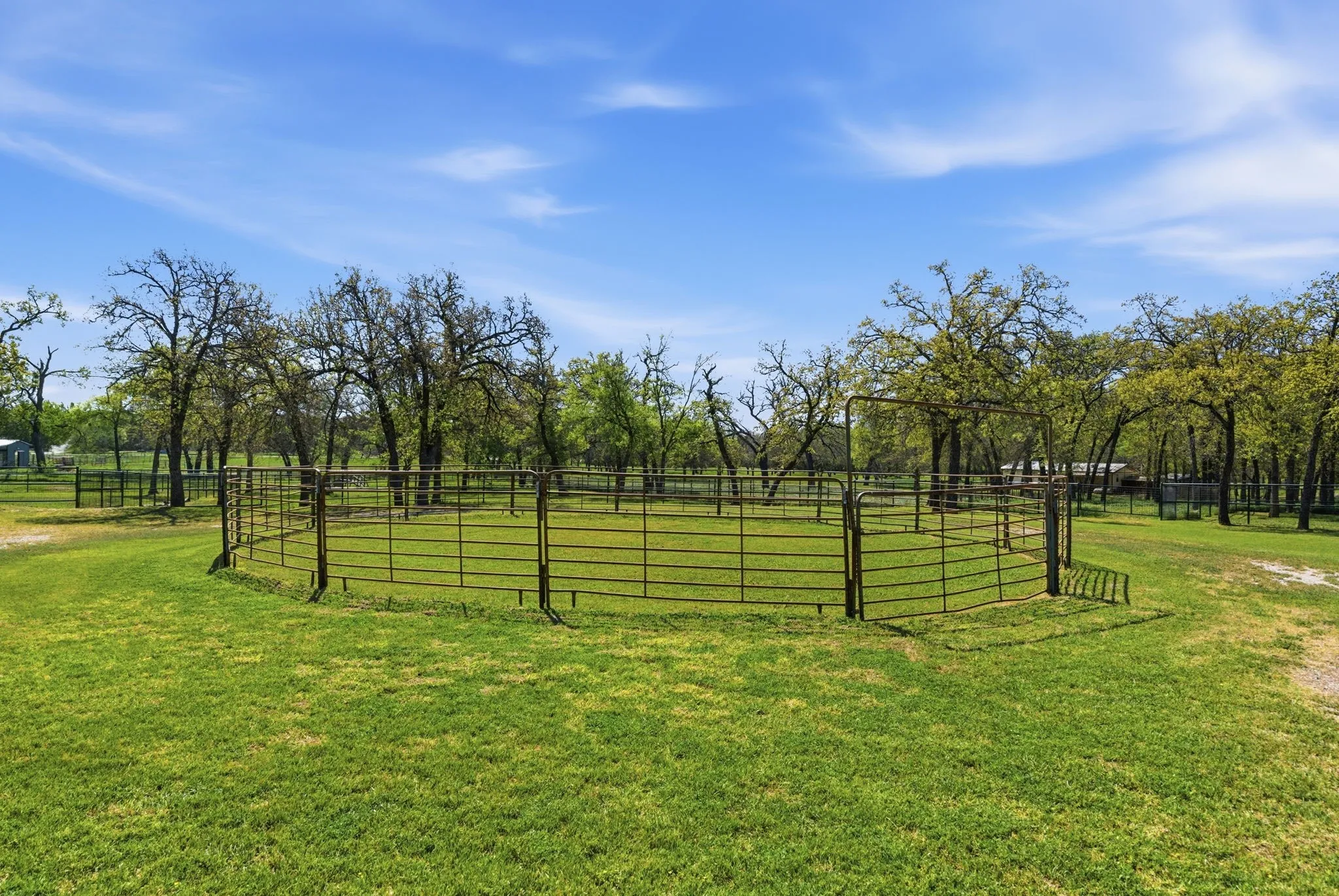 Single Family Residence For Sale in Parker County , 1101 Tanglewood Drive, Weatherford, Texas 76087, 3 Bedroom, 2 Bathroom, 2 Garage spaces, 2,446 Sqft, built in 1984, Price $949,000, mls#21228175, Real Estate Agent in Weatherford, Homes For Sale in Parker county, Homes For Sale in Weatherford, Realtor in Weatherford Texas, Real Estate Brokerage Independent Realty Texas, Luminita Cordes Realtor