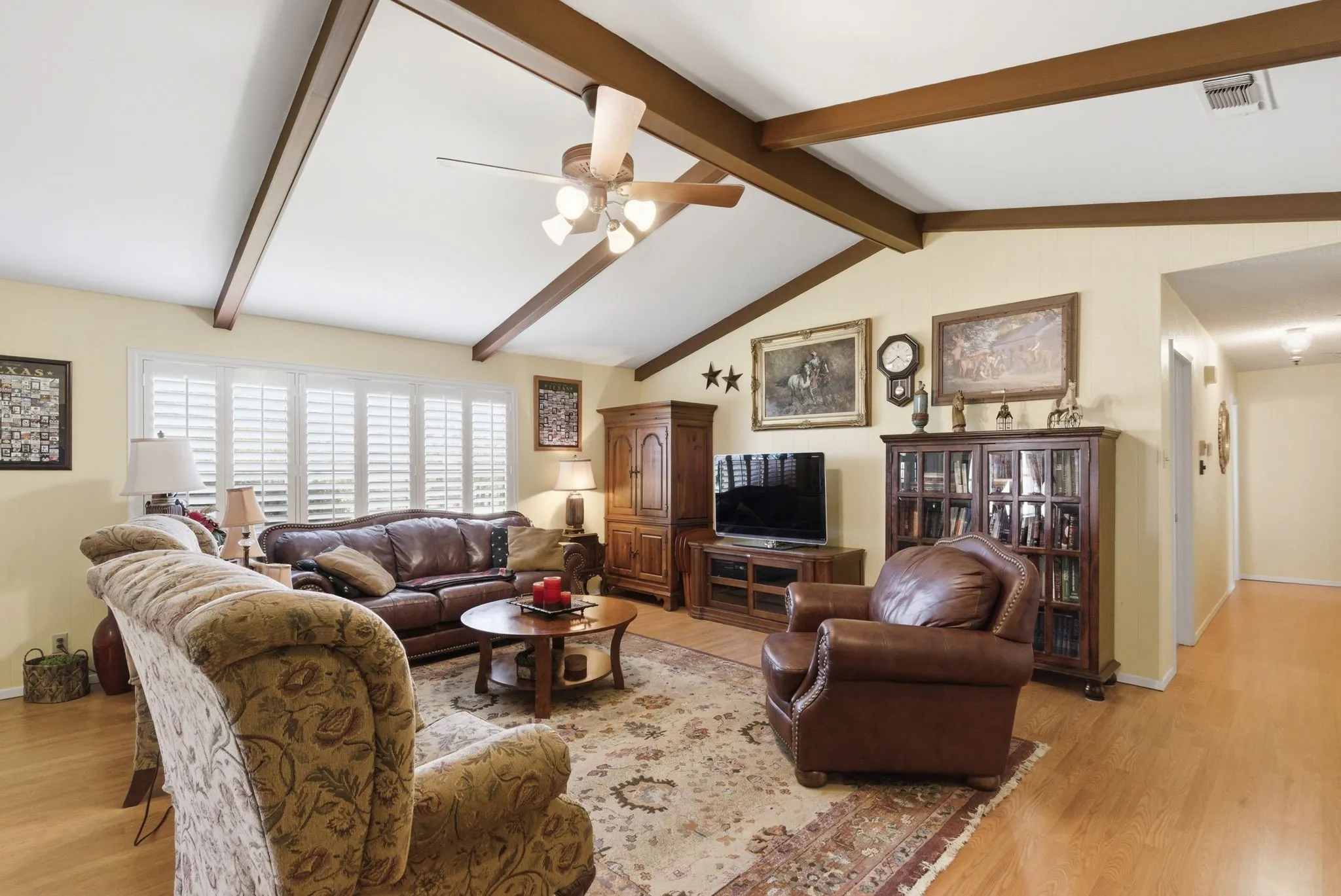 Single Family Residence For Sale in Parker County , 1101 Tanglewood Drive, Weatherford, Texas 76087, 3 Bedroom, 2 Bathroom, 2 Garage spaces, 2,446 Sqft, built in 1984, Price $949,000, mls#21228175, Real Estate Agent in Weatherford, Homes For Sale in Parker county, Homes For Sale in Weatherford, Realtor in Weatherford Texas, Real Estate Brokerage Independent Realty Texas, Luminita Cordes Realtor